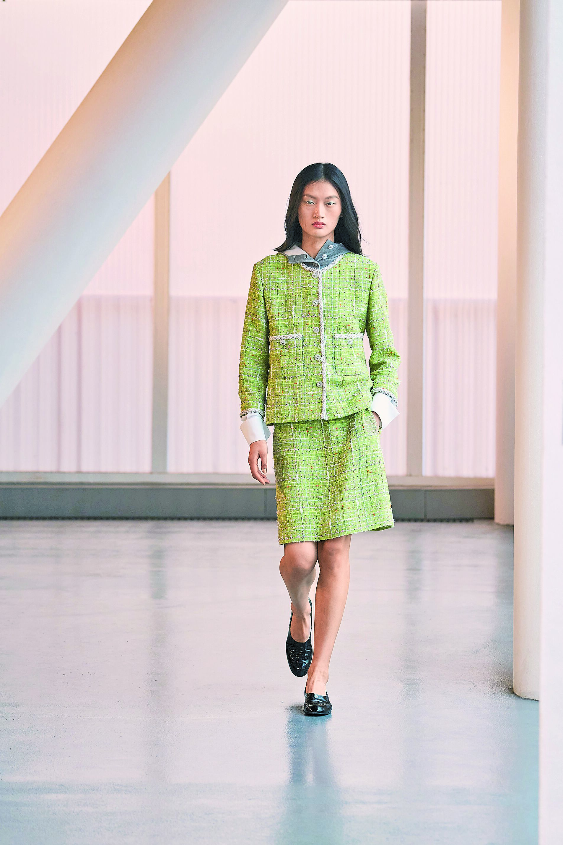 青蔥色系斜紋軟呢外套是度假系列的搶眼色之一。(CHANEL提供) 青蔥色系斜紋軟呢外套是度假系列的搶眼色之一。(CHANEL提供)