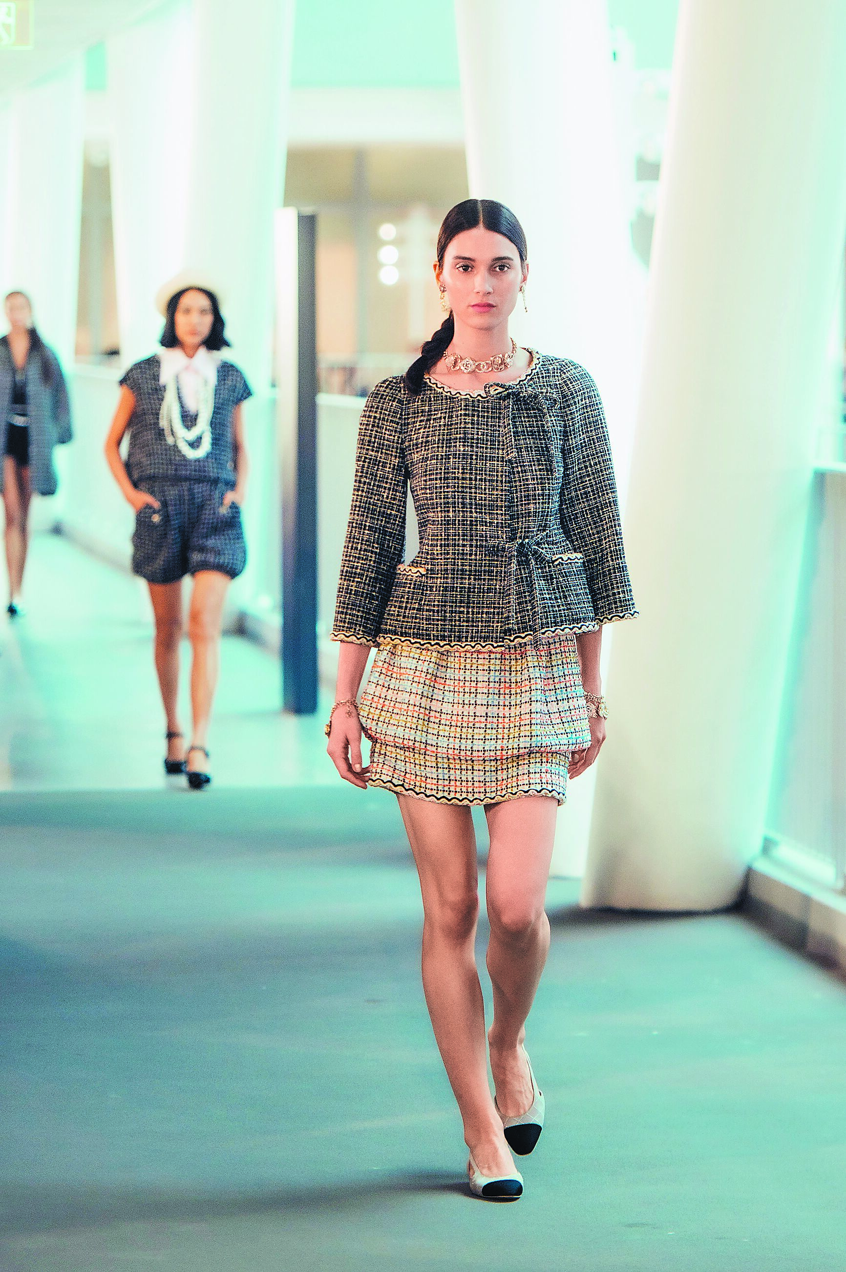 帶點些許宮庭華麗風格剪裁,也頗具看頭。(CHANEL提供) 帶點些許宮庭華麗風格剪裁,也頗具看頭。(CHANEL提供)