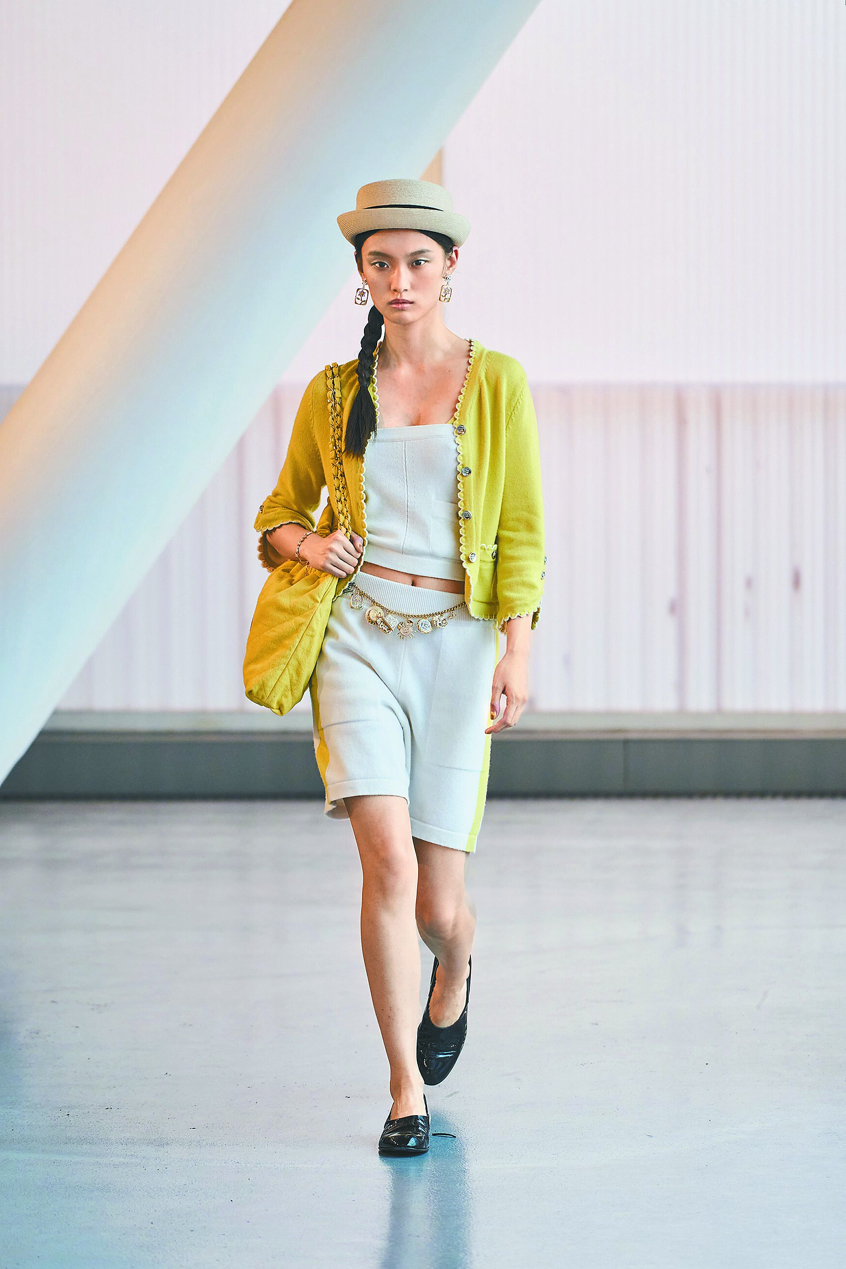 短寬簷帽與開襟衫打理出休閒的度假造型。(CHANEL提供) 短寬簷帽與開襟衫打理出休閒的度假造型。(CHANEL提供)