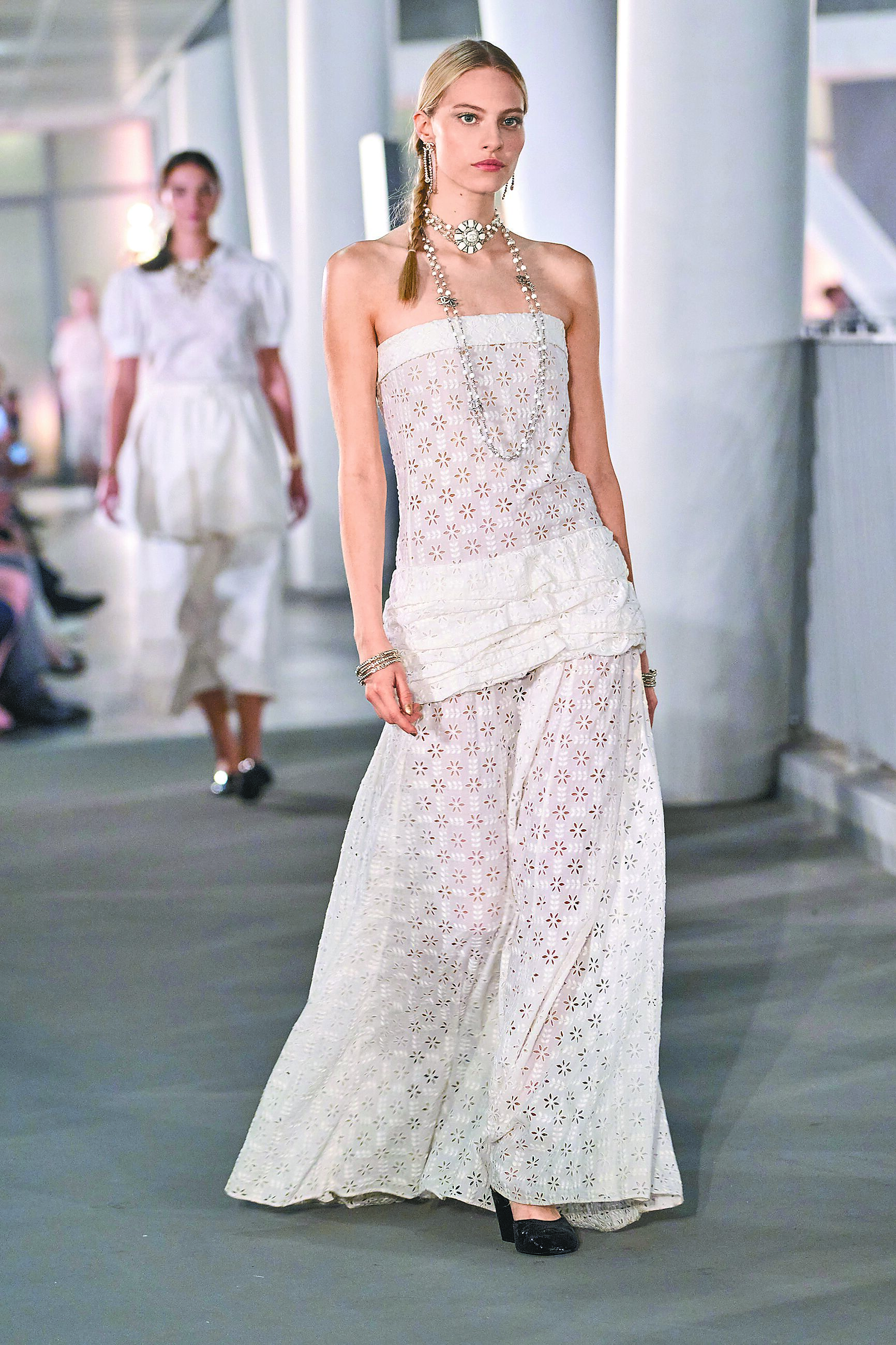 珍珠與鏤空長洋裝相映成輝。(CHANEL提供) 珍珠與鏤空長洋裝相映成輝。(CHANEL提供)