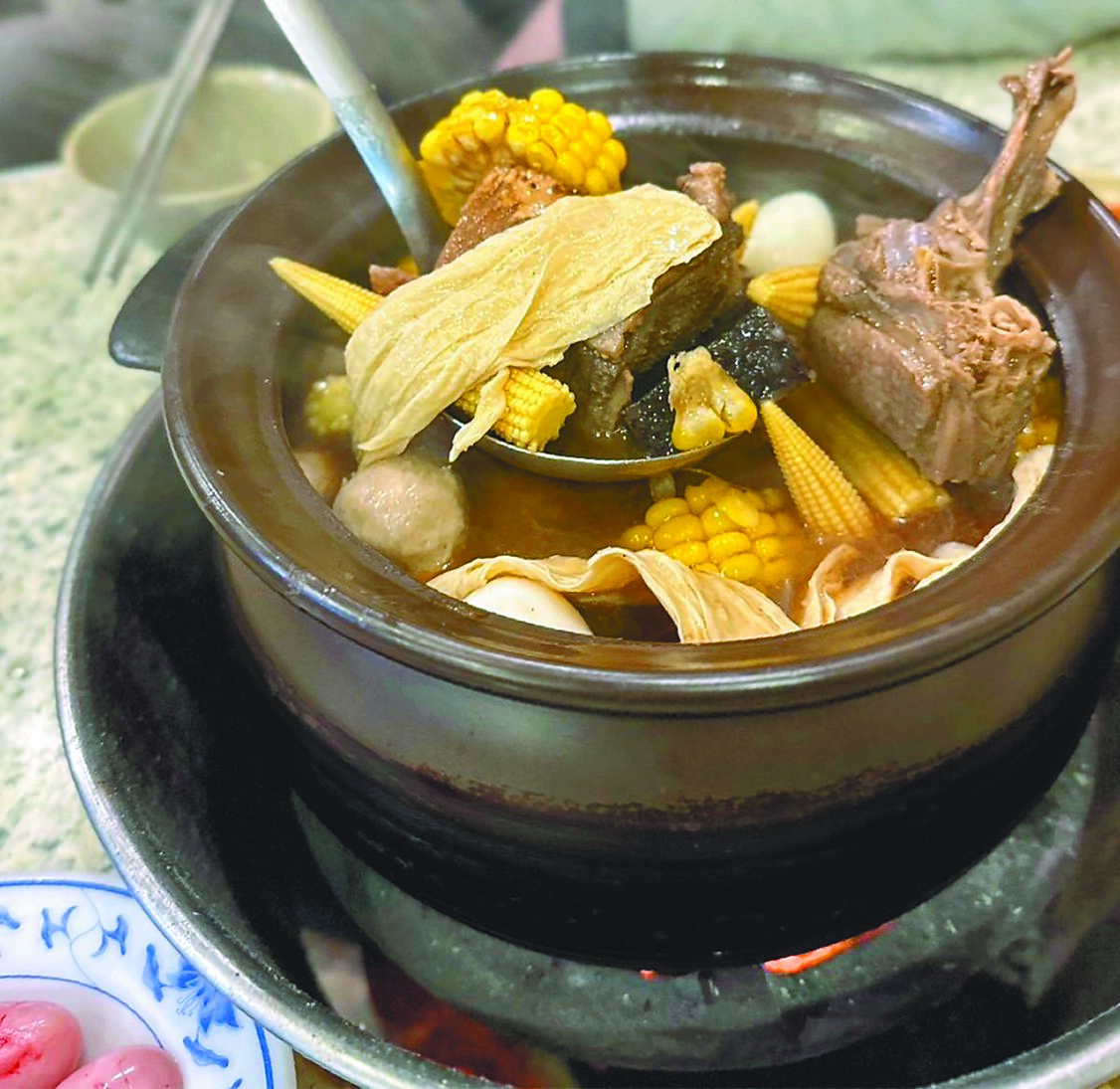 氣溫逐漸轉涼冷,薑母鴨、羊肉爐、麻油雞等是民眾進補首選,但中醫師提醒,應依照個人體質並適量,過度不適合體質的進補可能導致陰陽不平和,反而會身體不適。(郭吉銓攝) 氣溫逐漸轉涼冷,薑母鴨、羊肉爐、麻油雞等是民眾進補首選,但中醫師提醒,應依照個人體質並適量,過度不適合體質的進補可能導致陰陽不平和,反而會身體不適。(郭吉銓攝)