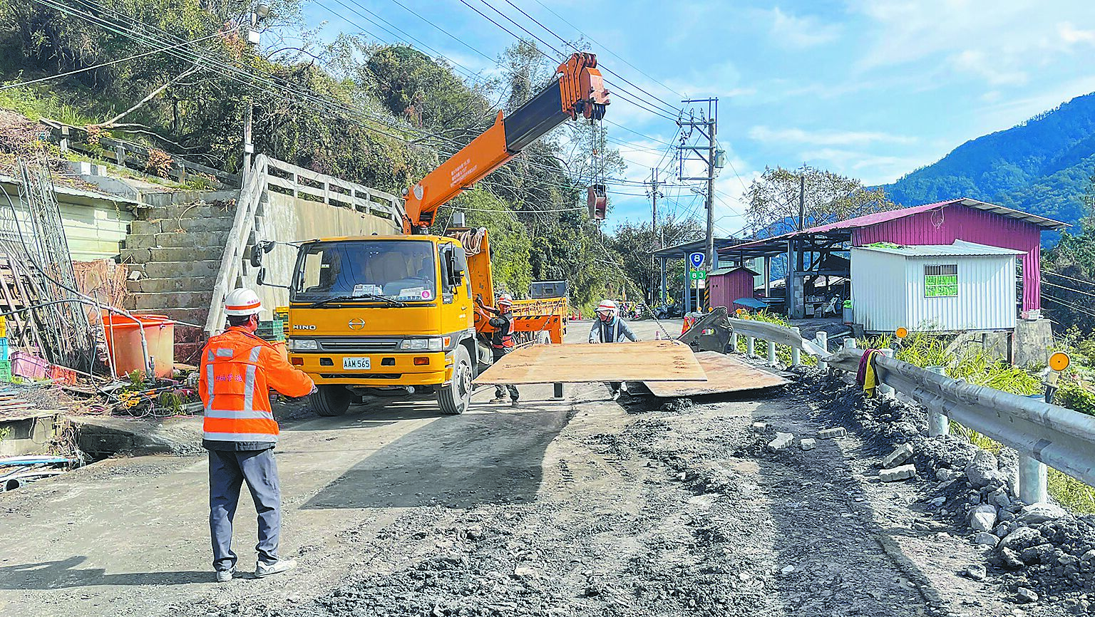 康芮颱風造成中橫公路台8線83公里處梨山段,路面掏空出現坑洞,經過谷關工務段搶修,9日起開通,但僅限3.5噸以下貨車通行。(谷關工務段提供/李京昇台中傳真) 康芮颱風造成中橫公路台8線83公里處梨山段,路面掏空出現坑洞,經過谷關工務段搶修,9日起開通,但僅限3.5噸以下貨車通行。(谷關工務段提供/李京昇台中傳真)
