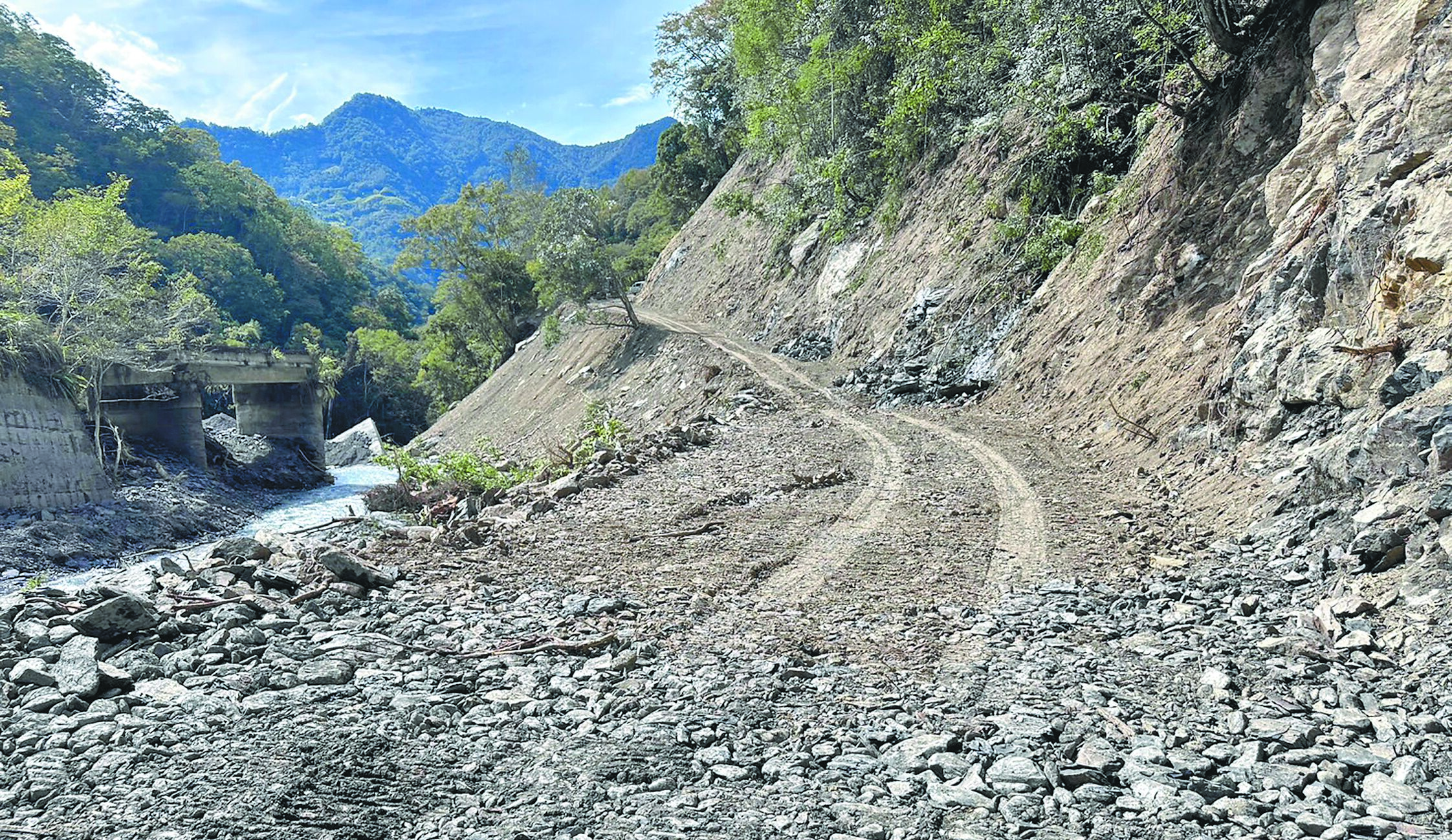 康芮颱風導致新竹縣司馬庫斯聯外道路中斷受阻,經過連日搶修,便道9日正式搭建完畢可通行。(尖石鄉公所提供/邱立雅竹縣傳真) 康芮颱風導致新竹縣司馬庫斯聯外道路中斷受阻,經過連日搶修,便道9日正式搭建完畢可通行。(尖石鄉公所提供/邱立雅竹縣傳真)