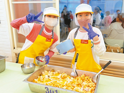 基隆市政府推廣食農教育,成功國小帶領學童自己動手剝白蝦,並製成可口的蝦仁餐點,體驗「從產地到餐桌」的歷程。(基隆市政府教育處/徐佑昇基隆傳真) image