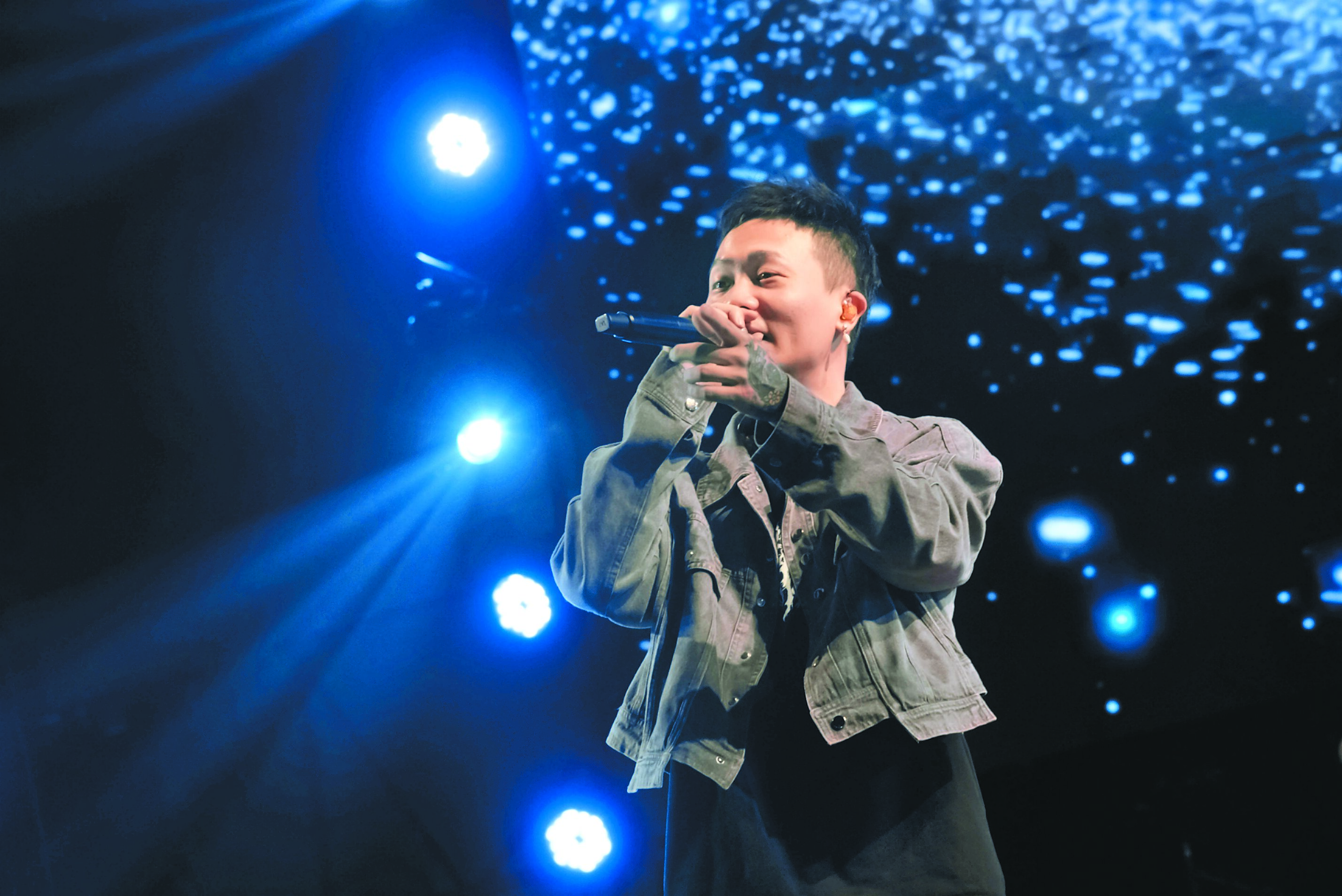 蕭秉治首唱新歌〈我對你的愛沒有盡頭〉,全場大合唱。(相信音樂提供) 蕭秉治首唱新歌〈我對你的愛沒有盡頭〉,全場大合唱。(相信音樂提供)