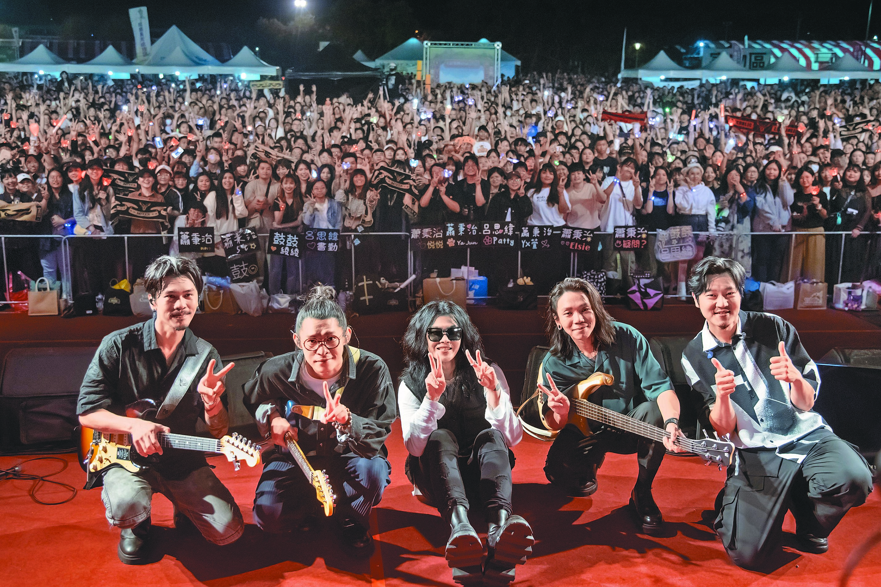 麋先生演唱〈2020再出發〉,引領起所有選手向前跑的氣勢。(相信音樂提供) 麋先生演唱〈2020再出發〉,引領起所有選手向前跑的氣勢。(相信音樂提供)