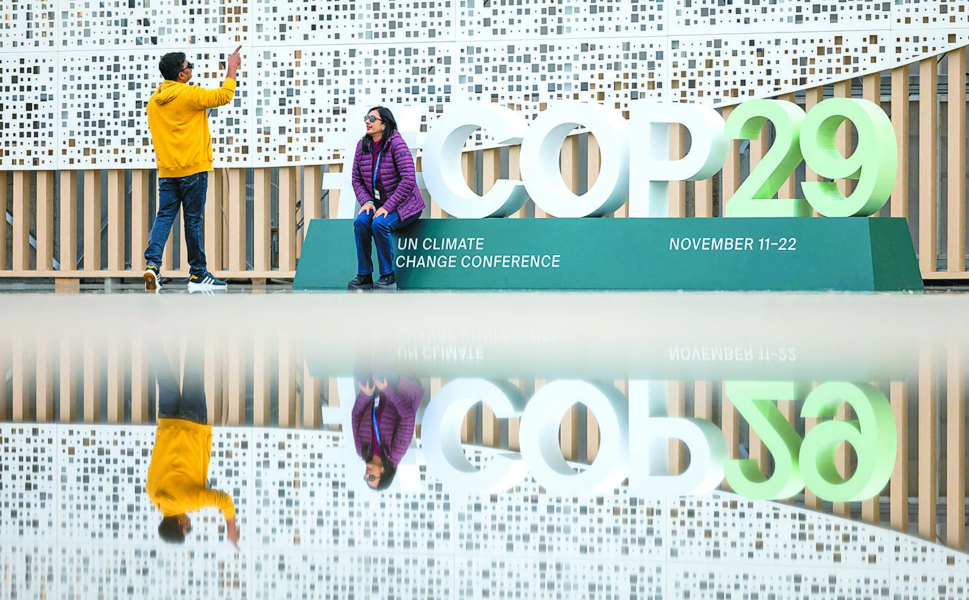 民眾在聯合國氣候變遷峰會場外拍照留念。(路透) 民眾在聯合國氣候變遷峰會場外拍照留念。(路透)