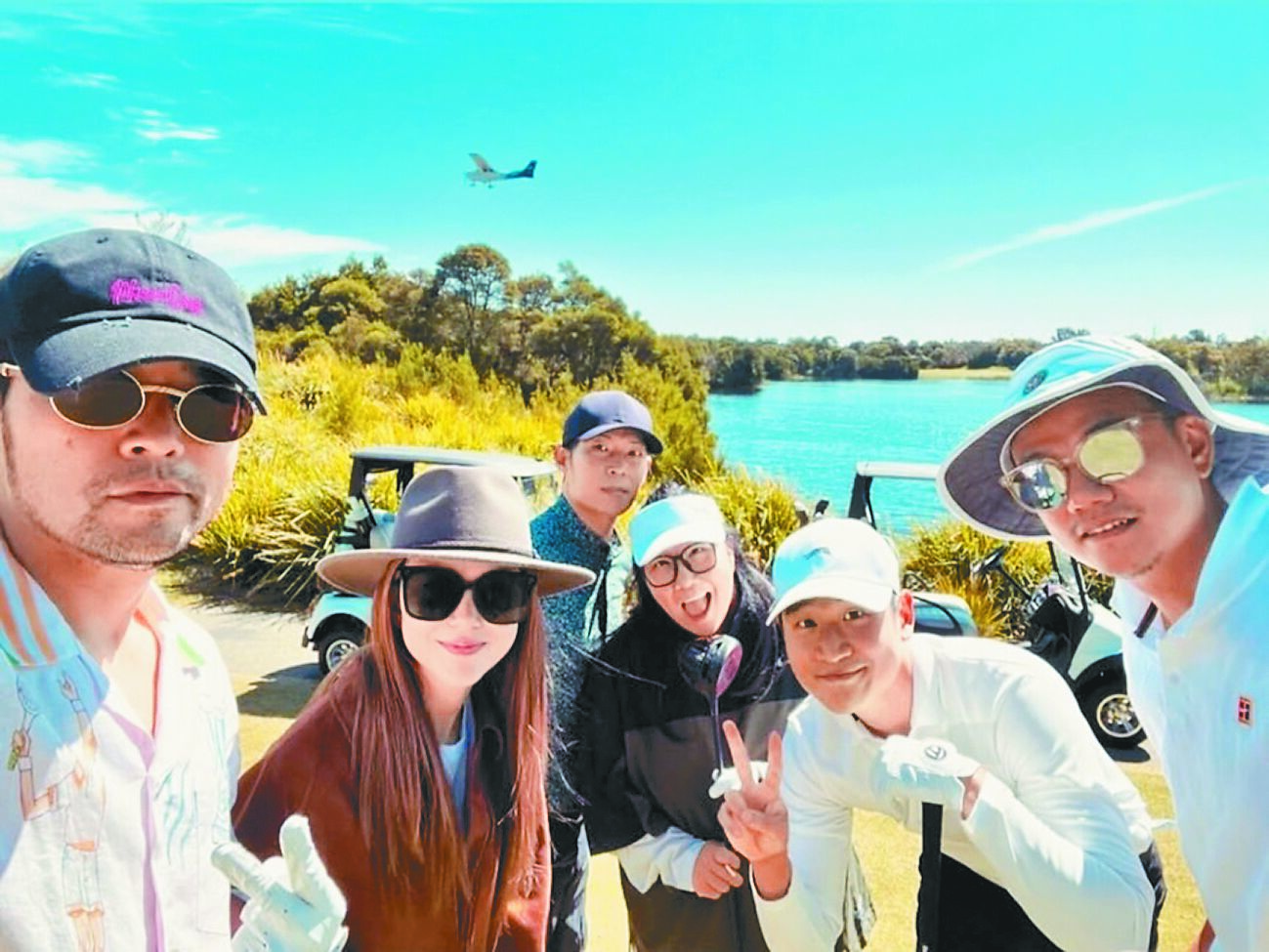 周興哲(右二)日前赴澳洲開唱,在當地與周杰倫(左起)、昆凌等好友相見歡。(摘自IG) 周興哲(右二)日前赴澳洲開唱,在當地與周杰倫(左起)、昆凌等好友相見歡。(摘自IG)