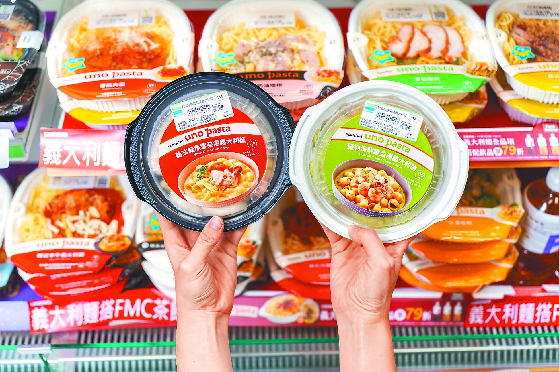 全家uno pasta湯義大利麵推「義式鮭魚」及「羅勒海鮮」雙口味,26日前uno pasta全品項搭FMC指定飲品享79折。(吳松翰攝) 全家uno pasta湯義大利麵推「義式鮭魚」及「羅勒海鮮」雙口味,26日前uno pasta全品項搭FMC指定飲品享79折。(吳松翰攝)