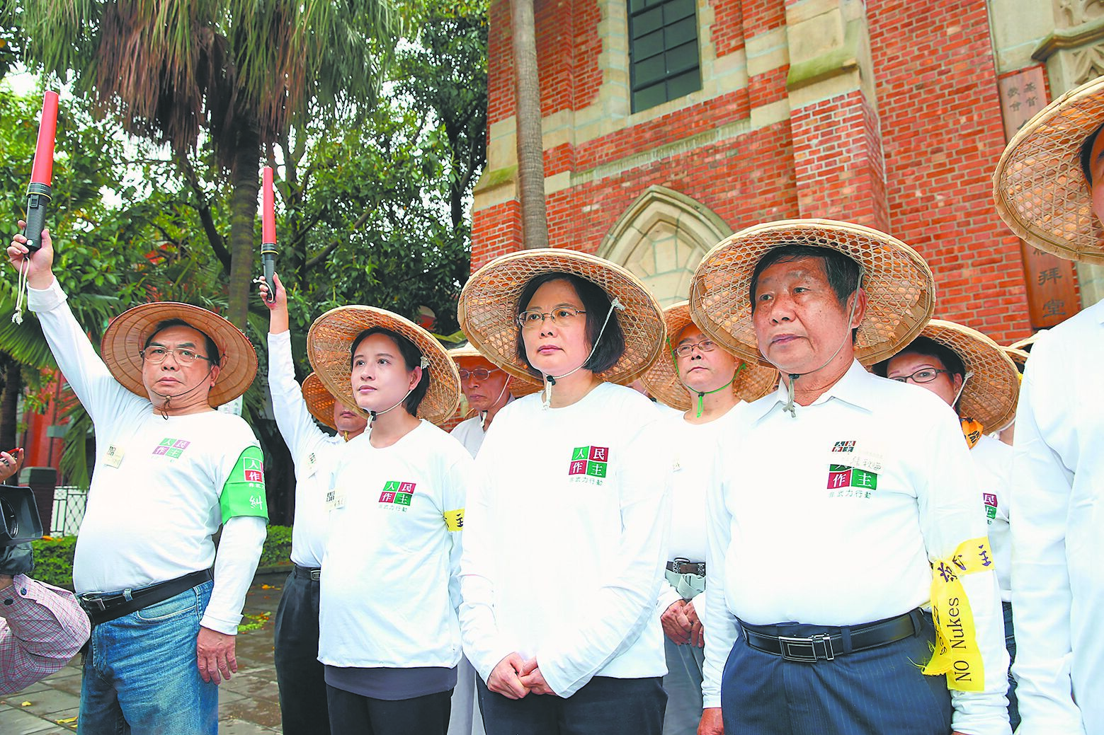 行政院副院長鄭麗君反核立場鮮明,2014年全國廢核行動平台發起反核遊行,民進黨主席蔡英文(左三)、懷孕的立委鄭麗君(左二)也加入聲援。(本報資料照片) image