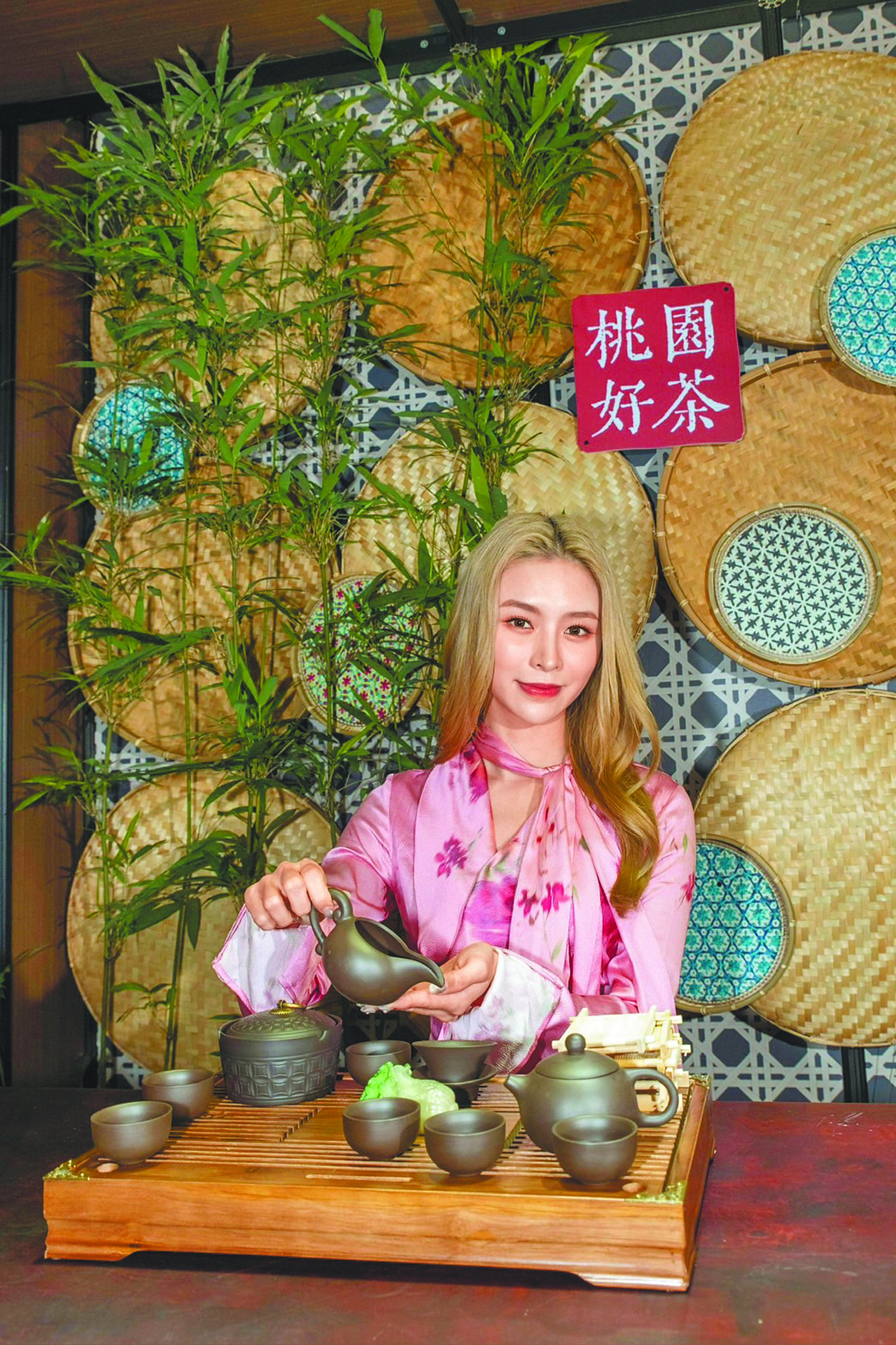 Elkie 15日現身茶業博覽會,一身粉色旗袍相當吸睛。(桃園市政府提供) image