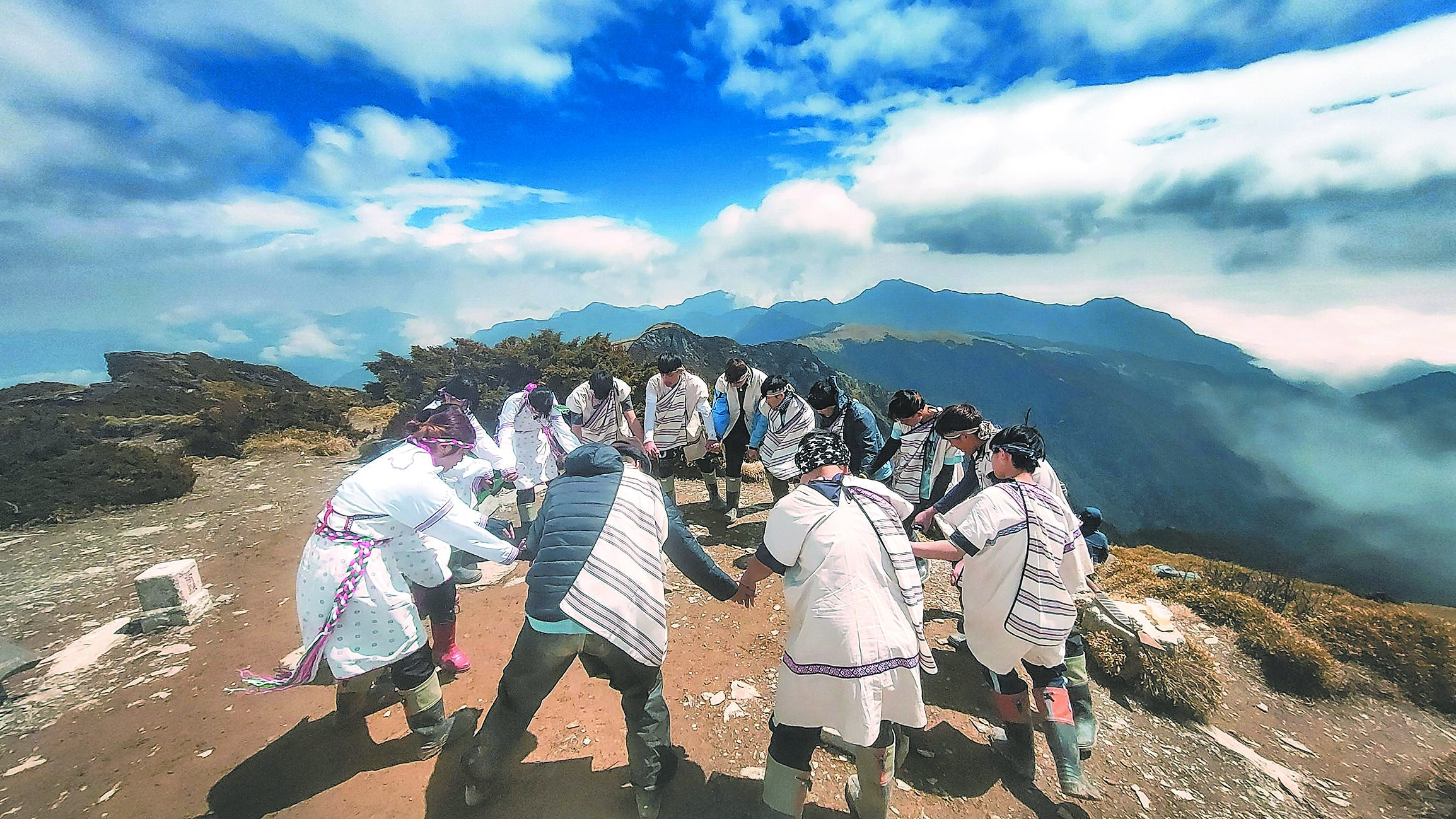 花蓮縣秀林國中自108學年度起推動「山林尋根」學校本位課程,今年3月帶領學生重溯先民百年前的遷徙路線,攀登合歡主峰與奇萊北峰。圖為奇萊北峰。(山野種子教師駱昌宏提供/羅亦晽花蓮傳真) image