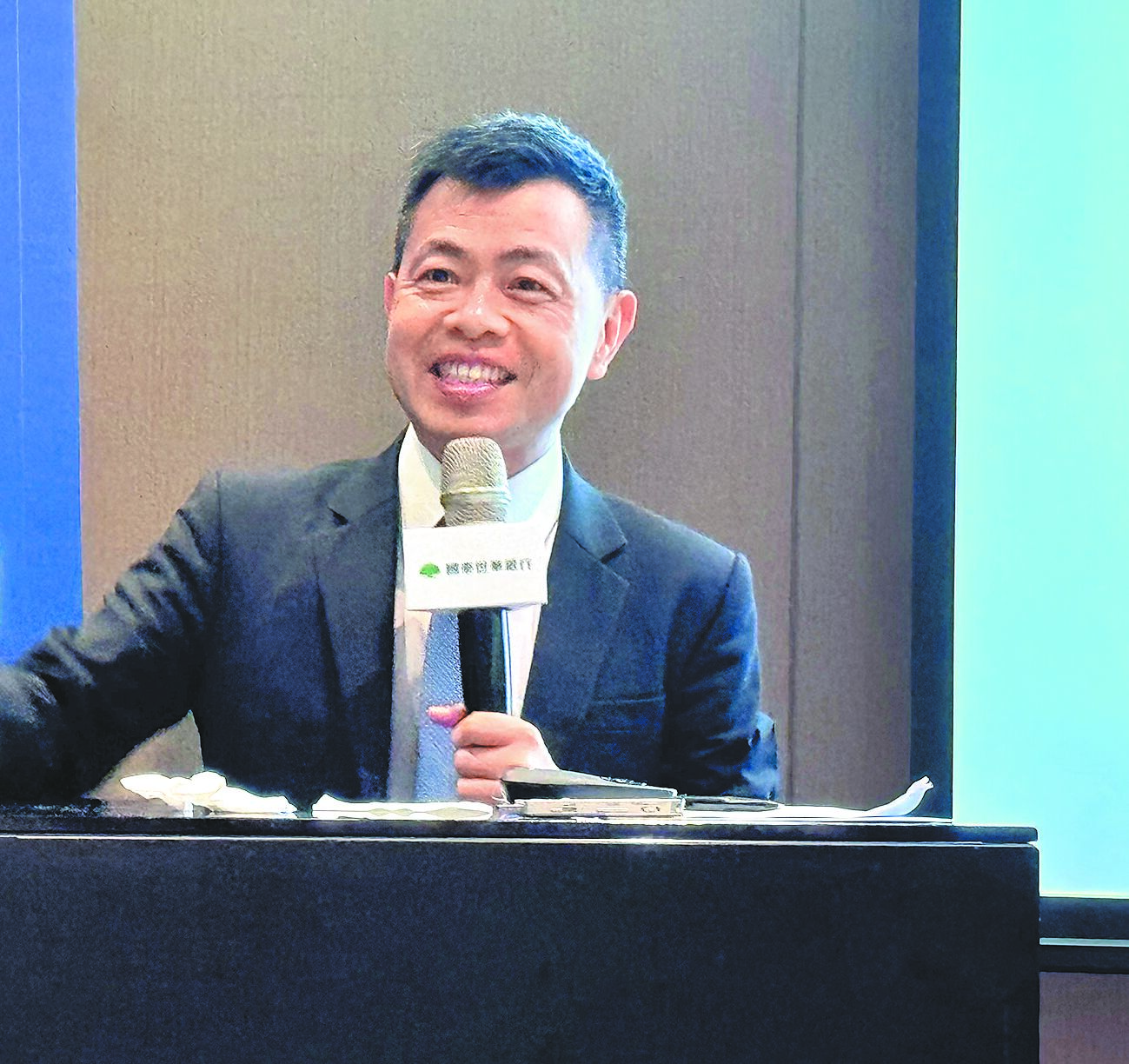 國泰金控19日舉行《2025全球投資趨勢論壇》,國泰世華銀行首席經濟學家林啟超預估,聯準會明年6月前連續降息3次、各降1碼機率大。(洪凱音攝) image