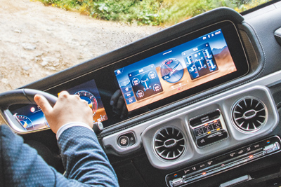 進行交叉軸關卡時,在車內儀表顯示車輛向前傾的同時,也往左傾斜多達27度。(陳大任攝) 進行交叉軸關卡時,在車內儀表顯示車輛向前傾的同時,也往左傾斜多達27度。(陳大任攝)