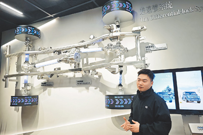 G-Class強大的越野能力來自傳動系統的設計,G-Class體驗中心展示差速鎖系統運作的原理。(陳大任攝) G-Class強大的越野能力來自傳動系統的設計,G-Class體驗中心展示差速鎖系統運作的原理。(陳大任攝)