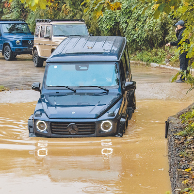 G-Class最大涉水深度達700mm,涉水技巧是緩進緩出,藉以避免掀起水波造成更大的落差。(陳大任攝) G-Class最大涉水深度達700mm,涉水技巧是緩進緩出,藉以避免掀起水波造成更大的落差。(陳大任攝)