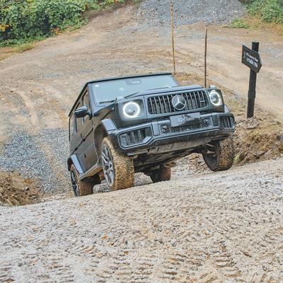 G-Class最大爬坡角可達45度,體驗場設有3種坡度及泥地、碎石與水泥3種路面的爬坡道。(陳大任攝) G-Class最大爬坡角可達45度,體驗場設有3種坡度及泥地、碎石與水泥3種路面的爬坡道。(陳大任攝)