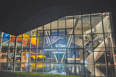 亞洲唯一的Mercedes-Benz G-Class越野體驗中心,圖為主展館,內有實車展示及精品、攀岩體驗等專區。(陳大任攝) 亞洲唯一的Mercedes-Benz G-Class越野體驗中心,圖為主展館,內有實車展示及精品、攀岩體驗等專區。(陳大任攝)