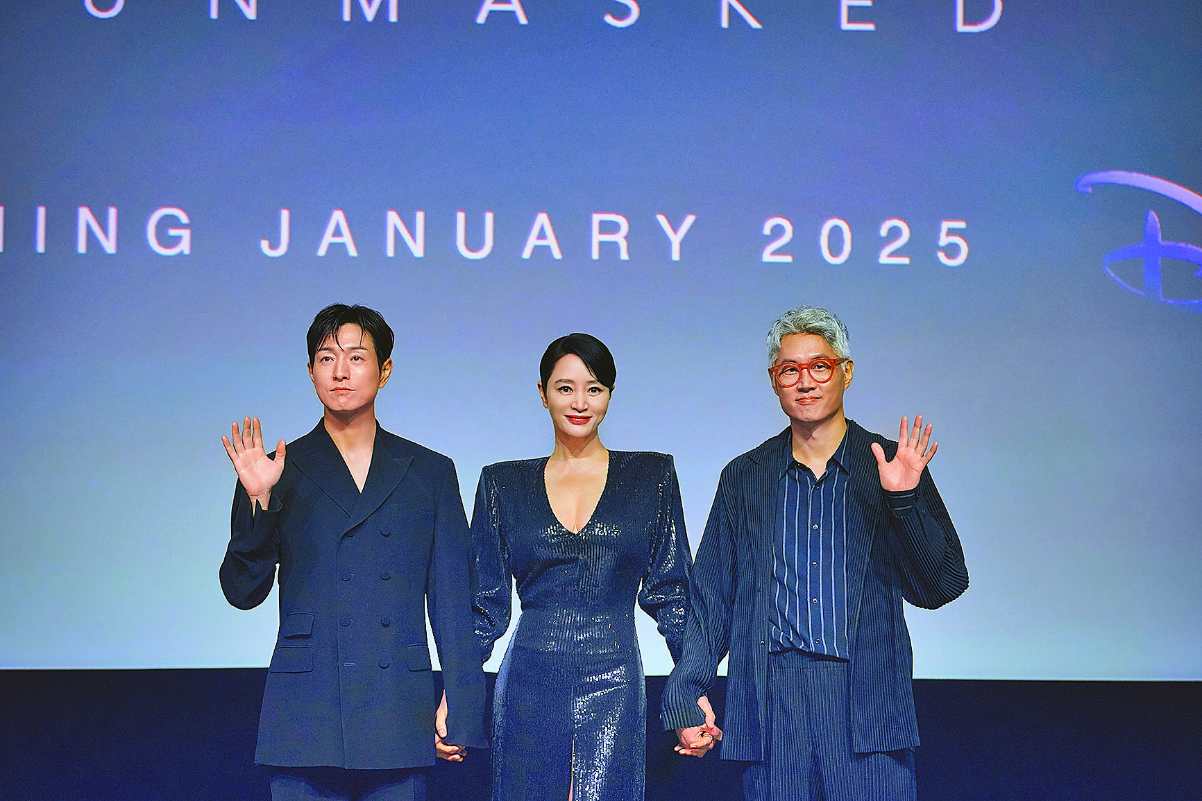 鄭星一(左起)、金憓秀、導演劉善東21日開心牽手為《揭密最前線》宣傳。(迪士尼提供) 鄭星一(左起)、金憓秀、導演劉善東21日開心牽手為《揭密最前線》宣傳。(迪士尼提供)