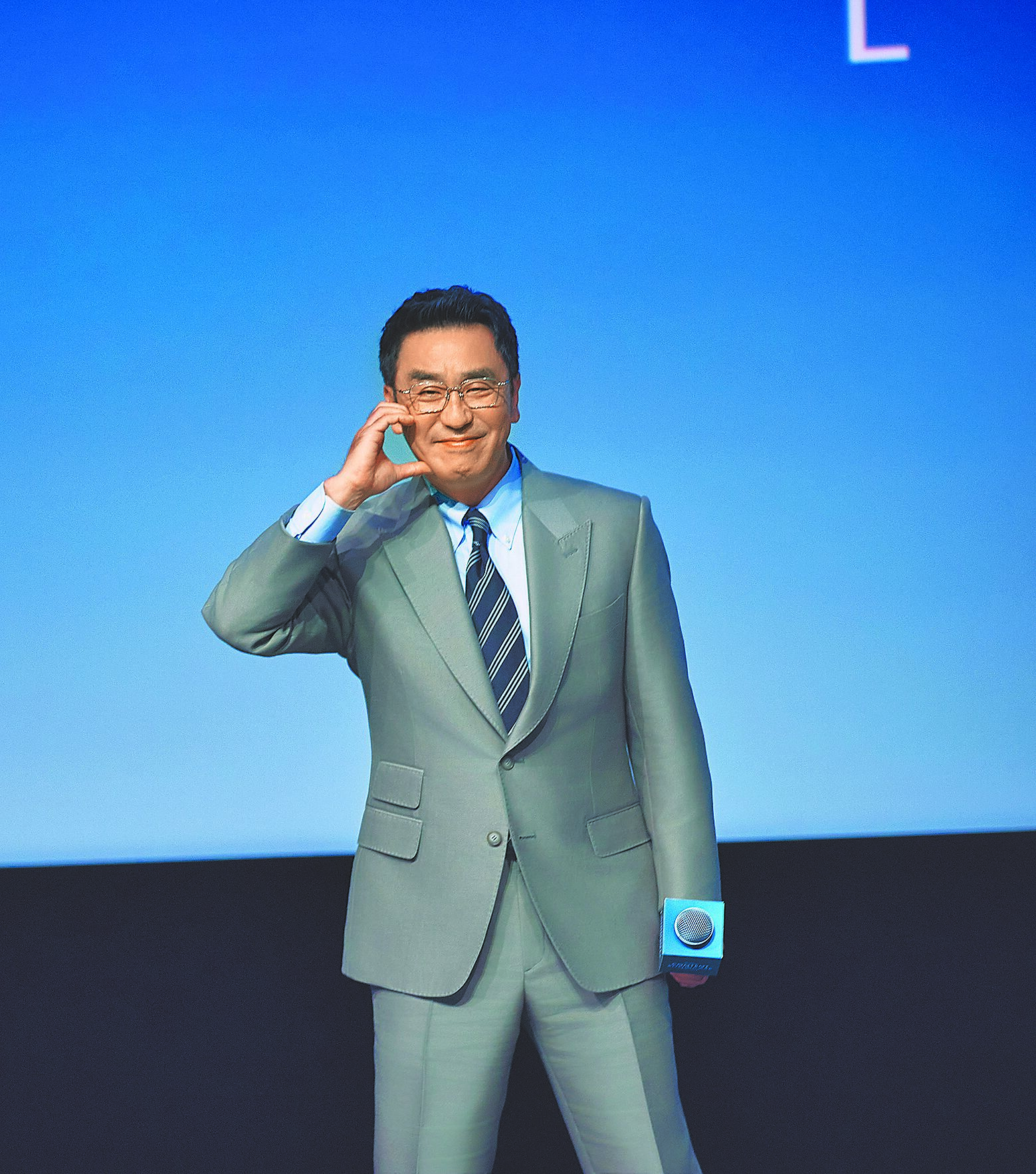 柳承龍21日俏皮比出各式各樣的愛心與台下互動。(迪士尼提供) 柳承龍21日俏皮比出各式各樣的愛心與台下互動。(迪士尼提供)