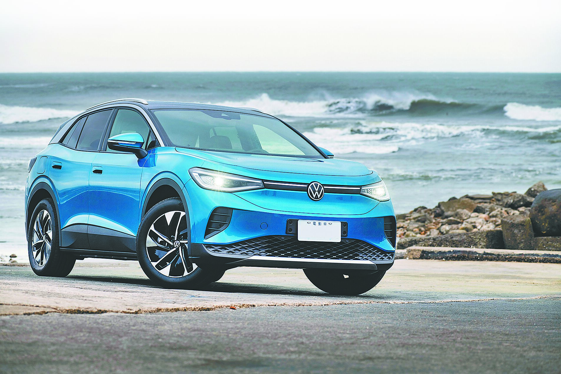 VW ID.4 Pro S承襲德國純正血統,集結品牌優勢,以豐富駕馭樂趣、德藝卓越品質、永不妥協的安全性,提供均衡平易近人的電車生活,售價169.8萬元。(陳大任攝) image