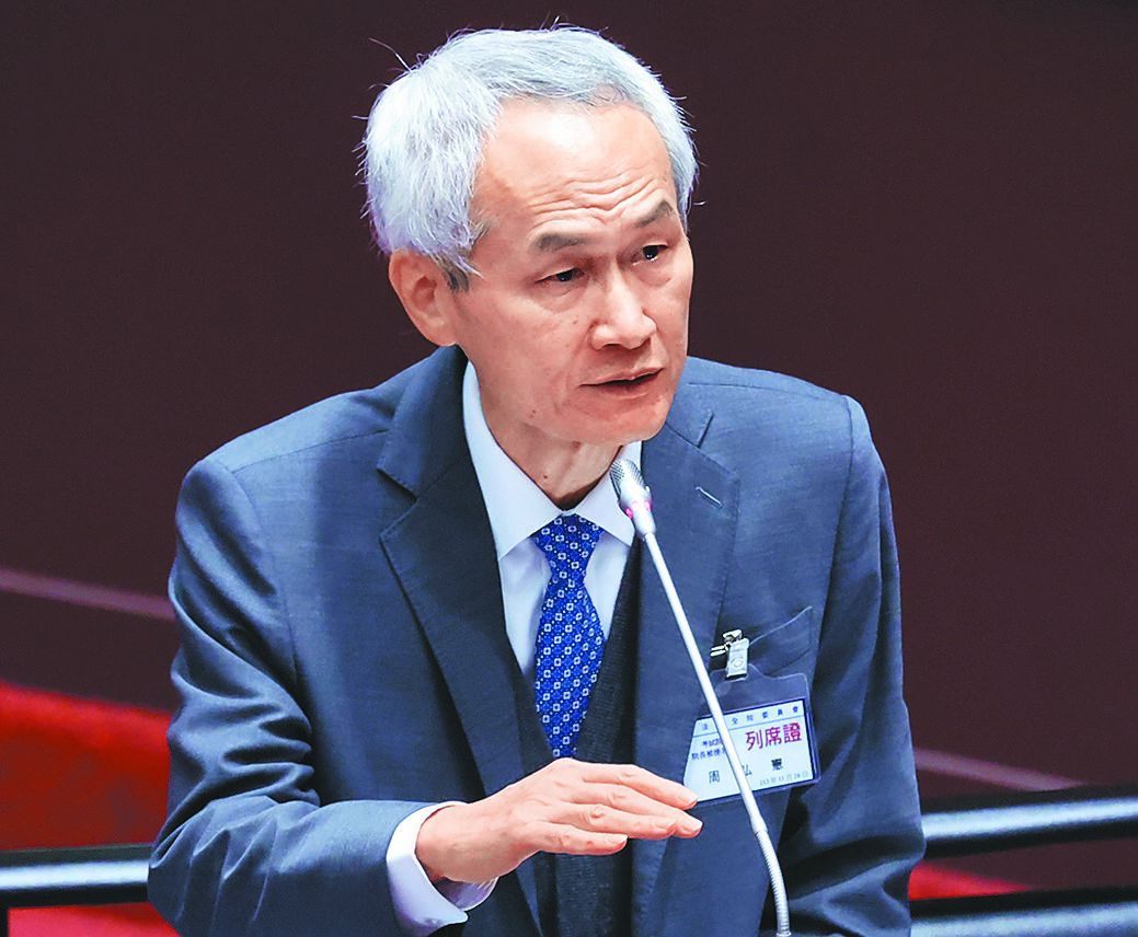 立法院26日行使考試院人事同意權資格審查,針對近期爆發勞動部霸凌案,院長被提名人周弘憲表示,若擔任考試院長,會提案修訂《公務人員保障法》將反霸凌納入。(姚志平攝) image