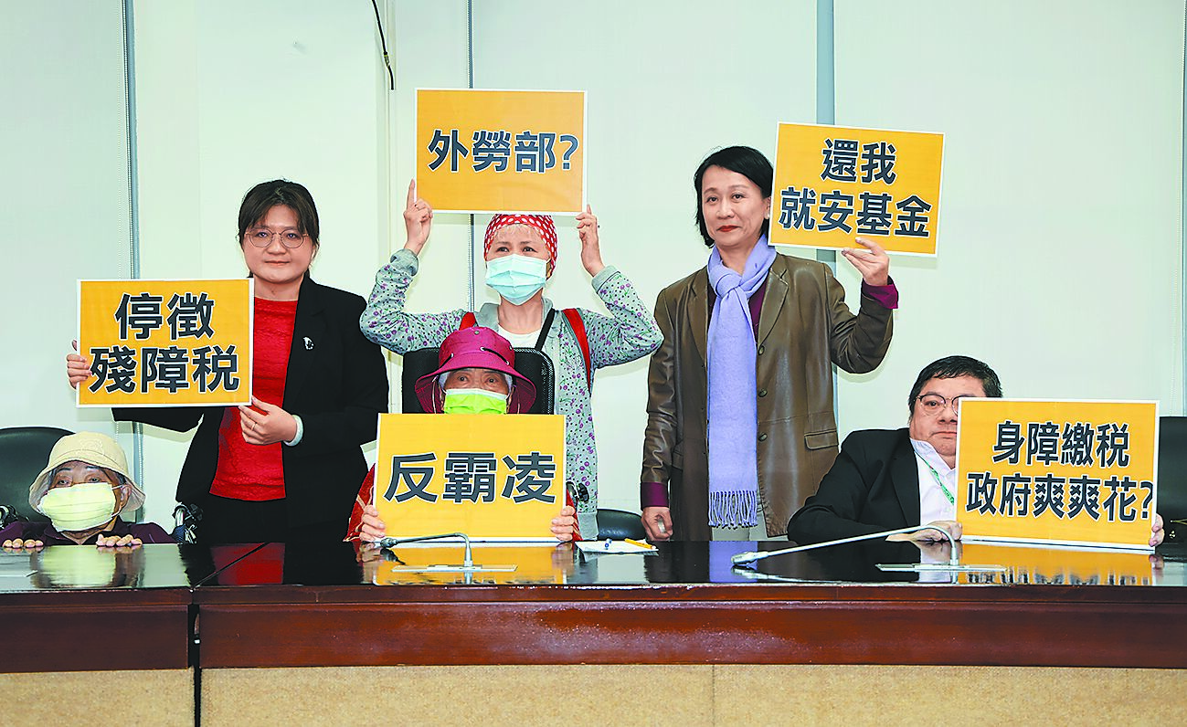 台灣失能者家庭暨看護雇主國際協會執行長童文薰(後排右一)、理事長張姮燕(後排左一)26日舉行記者會,提出聘僱外籍看護之重症家庭免繳就業安定費等建議。(姚志平攝) image