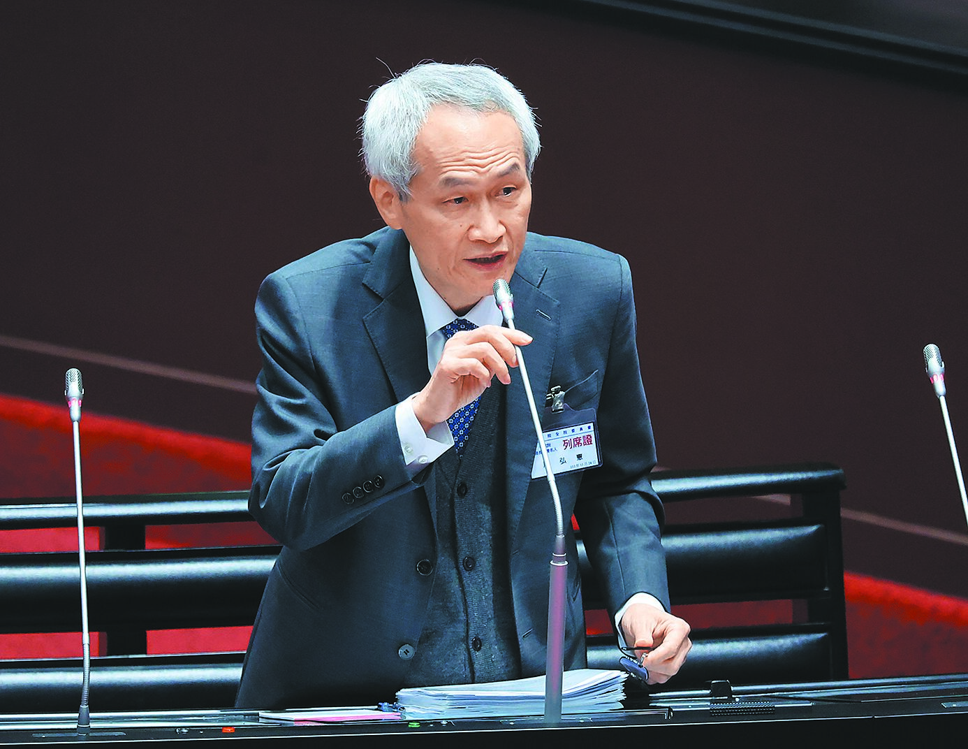 立法院院會26日審查考試院人事案,院長被提名人周弘憲過去曾表態考試院的存在非必要,對此,周表示若大家有共識會尊重。(姚志平攝) image