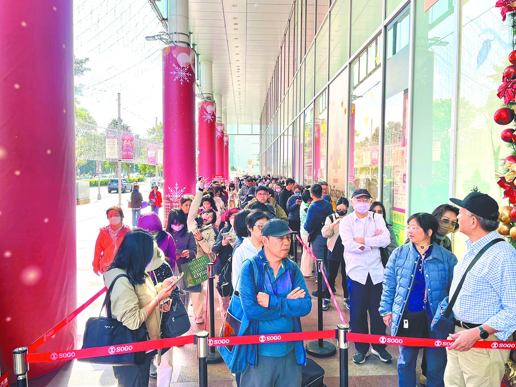 天母SOGO周年慶27日開店前排隊人潮。(SOGO提供) image