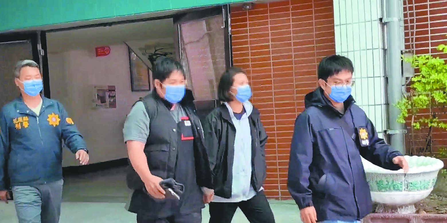 花蓮縣34歲陳姓男子(左二)4月才涉嫌唆使宋姓女友(右二)打死1歲4月個大女童,沒想到他在11月29日又疑似打死剛出生1個多月大的兒子,花蓮地檢署向花蓮地方法院聲請羈押禁見獲准。(民眾提供/羅亦晽花蓮傳真) image