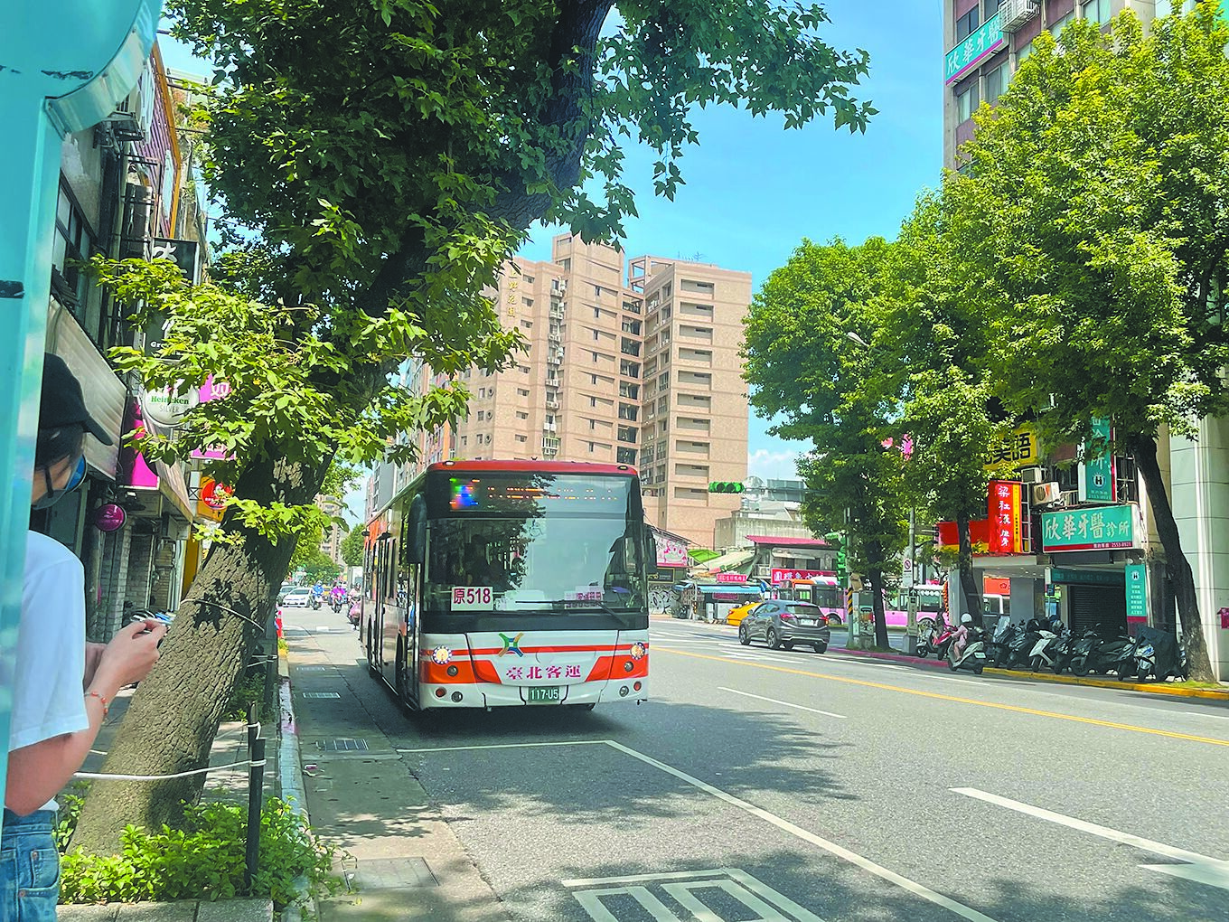 台北市公車加裝ADAS(駕駛輔助系統)在10月底已達78%,年底預計可達80%,北市公運處力拚明年第1季全數完成安裝。(劉彥宜攝) image