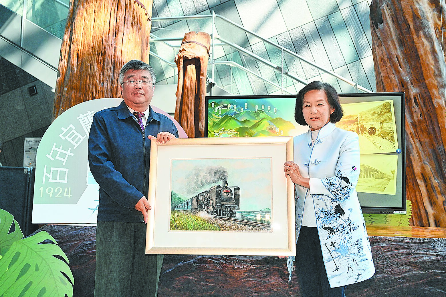 宜蘭線鐵道1日通車營運滿百周年,宜蘭縣長林姿妙(右)出席蘭陽博物館舉辦的系列展覽與紀念活動見證歷史。(宜蘭縣政府提供/吳佩蓉宜蘭傳真) image