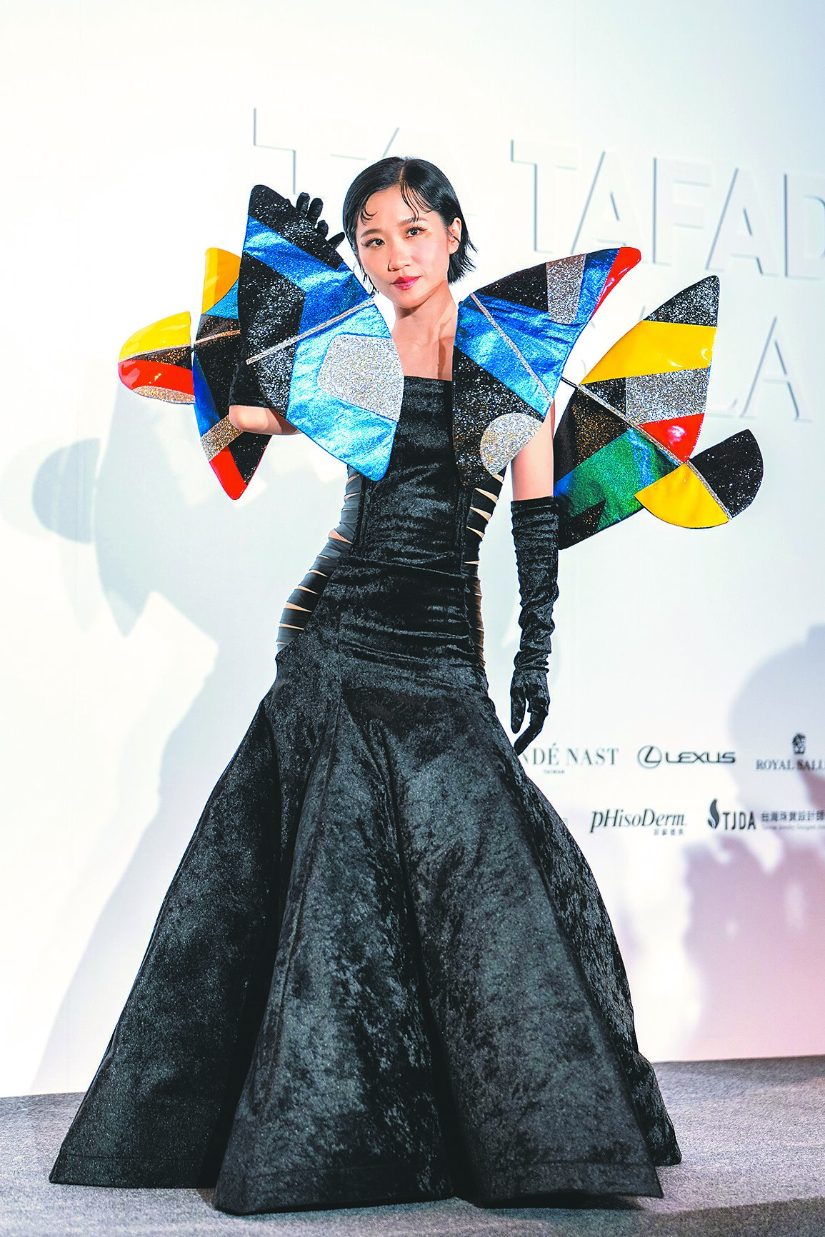 Lulu身穿台灣設計師周裕穎的作品現身紅毯。(吳松翰攝) Lulu身穿台灣設計師周裕穎的作品現身紅毯。(吳松翰攝)