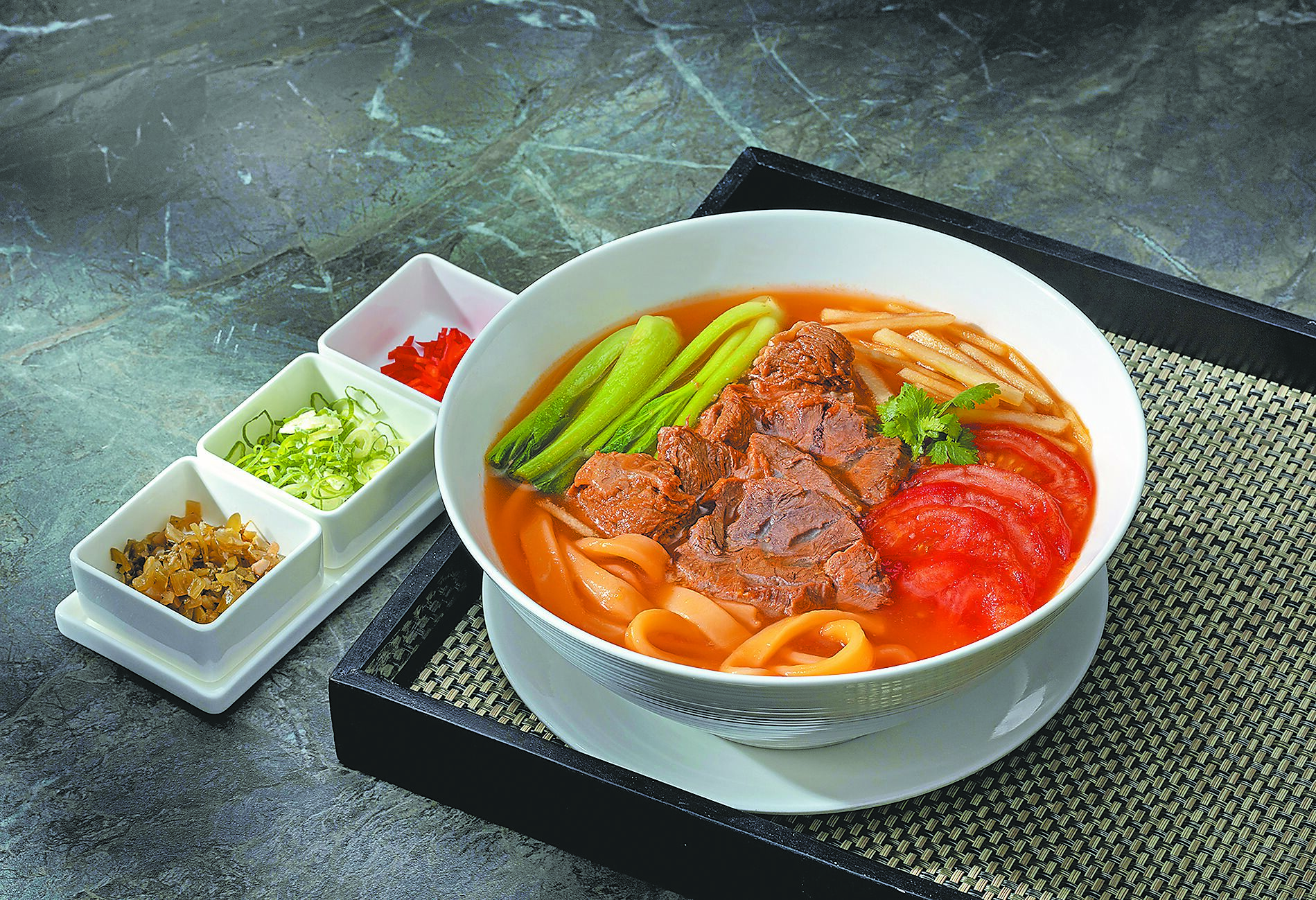 「板石Lounge & Bar」提供冠軍牛肉麵、蟹粉拌麵等單點麵食選項,單點每份260元加1成起,提供歌迷便利的用餐選擇。(國聯大飯店提供) 「板石Lounge & Bar」提供冠軍牛肉麵、蟹粉拌麵等單點麵食選項,單點每份260元加1成起,提供歌迷便利的用餐選擇。(國聯大飯店提供)