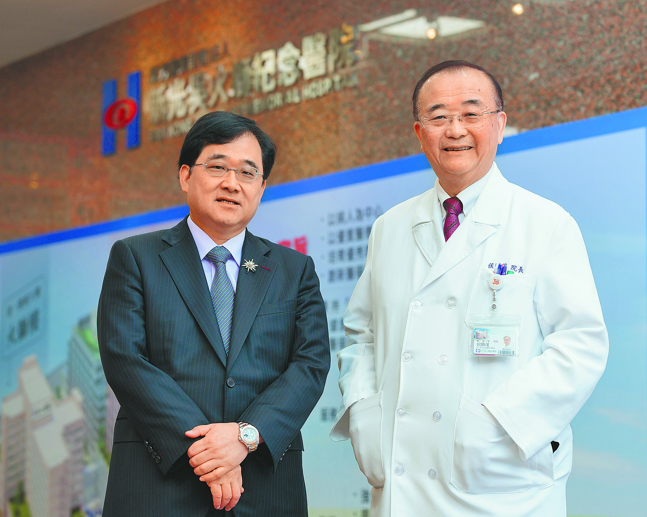 新光醫院院長侯勝茂(圖右)表示,醫療也需要乘著AI的翅膀,利用AI提升醫療品質,降低犯錯率,造福的仍是病患。圖左為副院長洪子仁。(郭吉銓攝) 新光醫院院長侯勝茂(圖右)表示,醫療也需要乘著AI的翅膀,利用AI提升醫療品質,降低犯錯率,造福的仍是病患。圖左為副院長洪子仁。(郭吉銓攝)