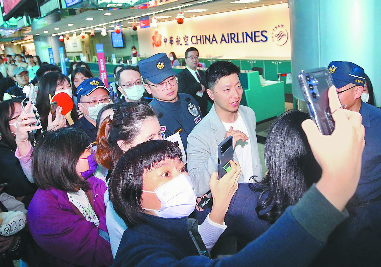 大陸學生訪問團5日搭機離台,許多民眾到機場歡送桌球球星馬龍。(范揚光攝) image