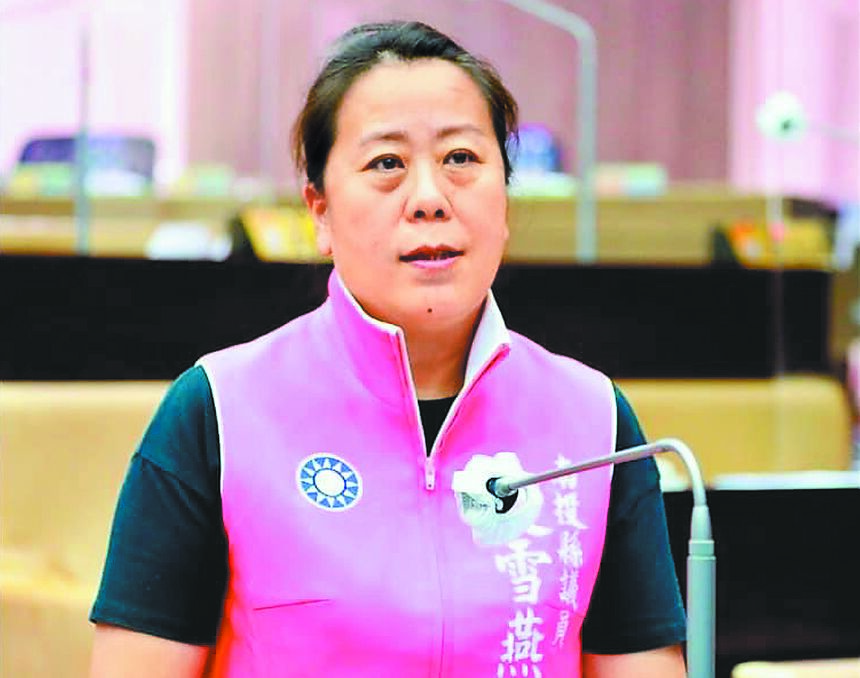 前南投縣議員史雪燕因陸配身分遭內政部解職,但史雪燕早已屆滿卸任。法律學者5日痛批,若內政部把大陸人民當外國人,已拿到身分證的十幾萬名陸配是否都違法?(史雪燕提供/楊靜茹南投傳真) image