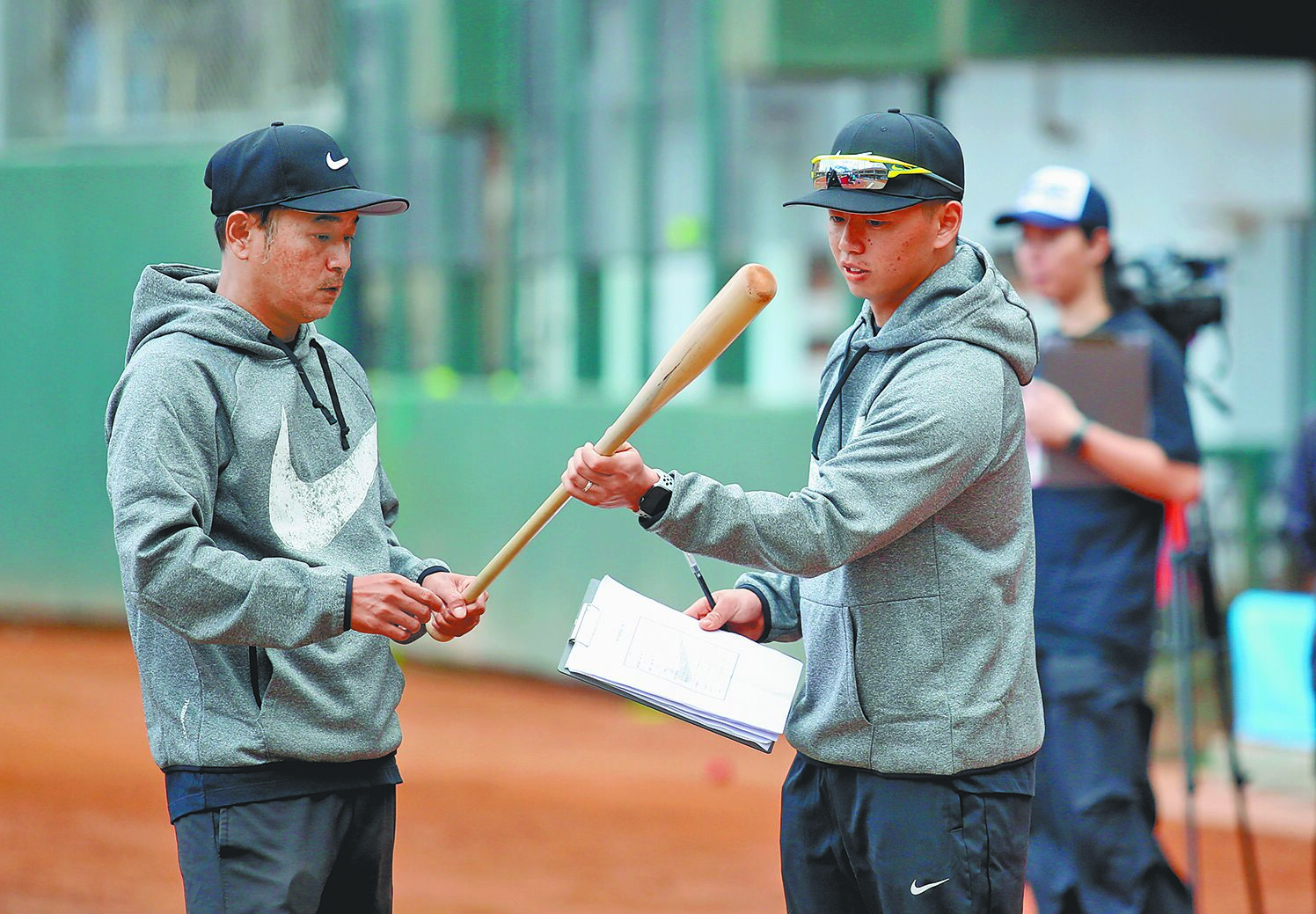 旅美好手鄭宗哲(右)在Nike棒球訓練營成為教練團成員。(李弘斌攝) 旅美好手鄭宗哲(右)在Nike棒球訓練營成為教練團成員。(李弘斌攝)