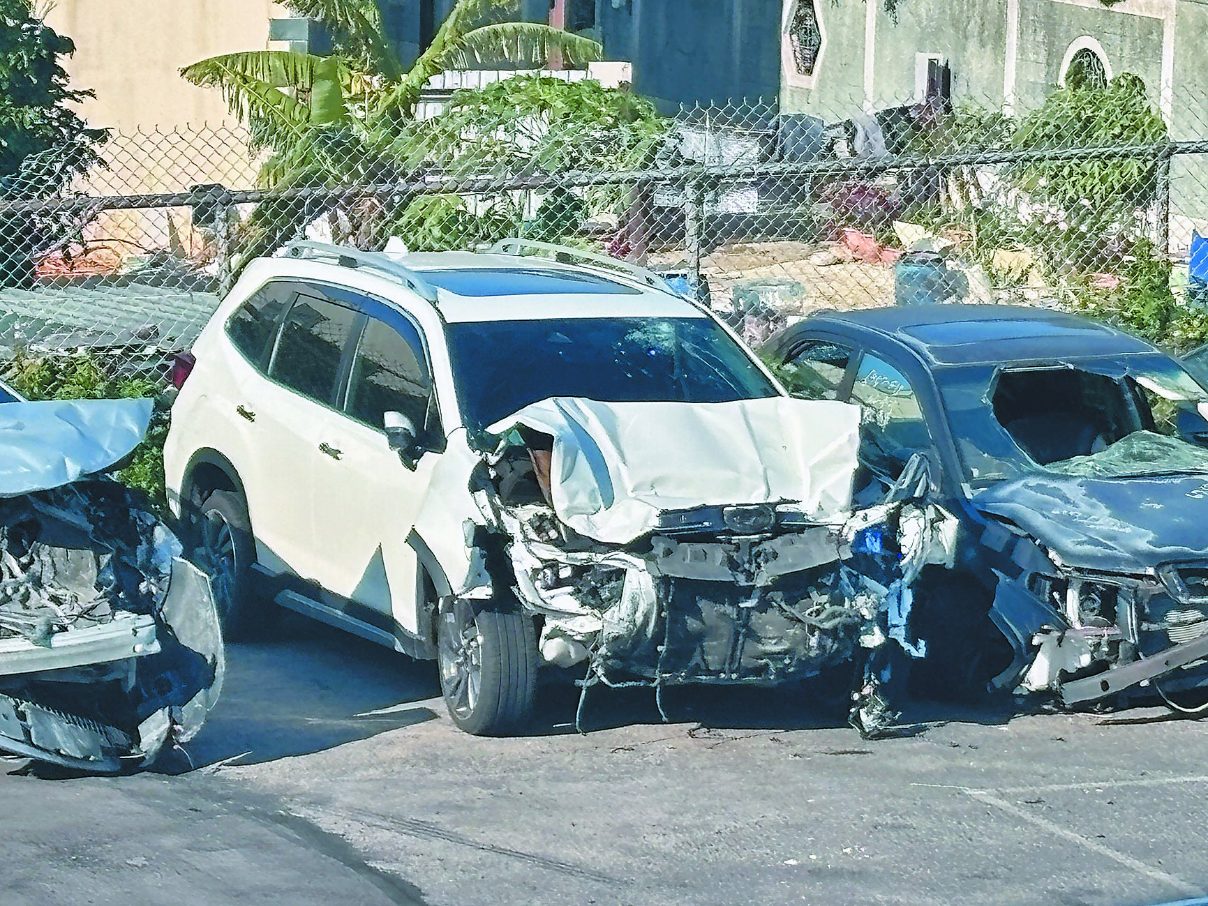 駕駛白色租賃車的徐男高速撞向前方陳梅慧乘坐的營業小客車,釀成6車連環撞。(廖姮玥攝) 駕駛白色租賃車的徐男高速撞向前方陳梅慧乘坐的營業小客車,釀成6車連環撞。(廖姮玥攝)