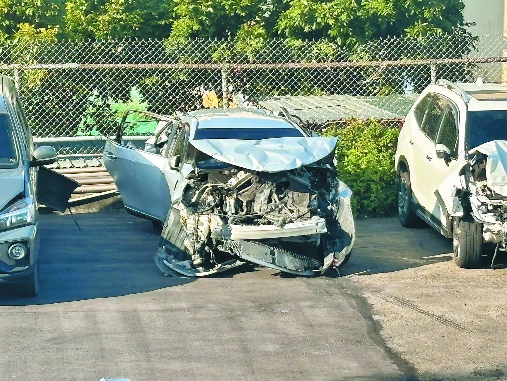 陳梅慧搭乘的銀色轎車,遭後方車輛高速衝撞,車輛前後全毀。(廖姮玥攝) 陳梅慧搭乘的銀色轎車,遭後方車輛高速衝撞,車輛前後全毀。(廖姮玥攝)