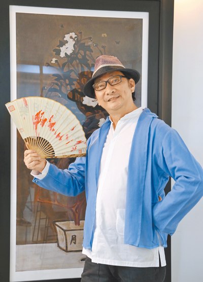 九孔開心展示女兒繪圖的扇子。(趙雙傑攝) image