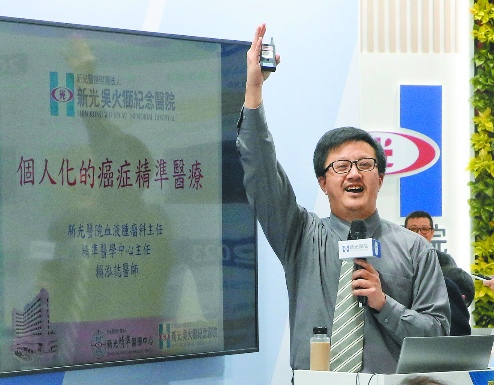 新光醫院精準醫學中心主任賴泓誌,與民眾分享個人化癌症精準治療的重要性。(趙雙傑攝) image