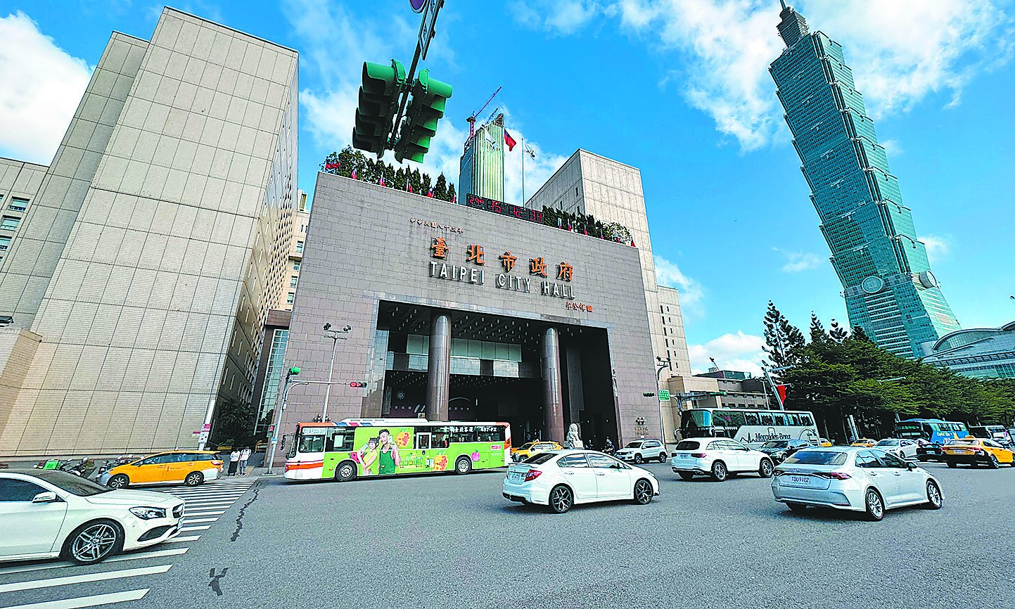 台北市政府市政大樓今年啟用滿30年,為落實淨零排放,預計於市府地下1樓停車場增設電動車充電樁18座。(丁上程攝) image