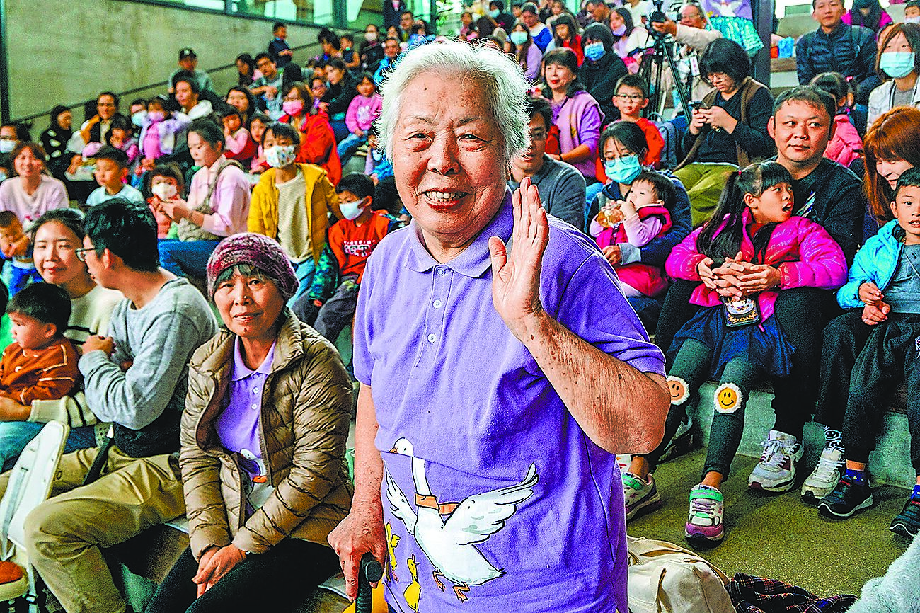 宜蘭縣「醜小鴨故事劇團」創團成員孫儒先擔任志工30年,今年已95歲高齡的她,仍持續說故事陪伴孩子。(李忠一攝) image