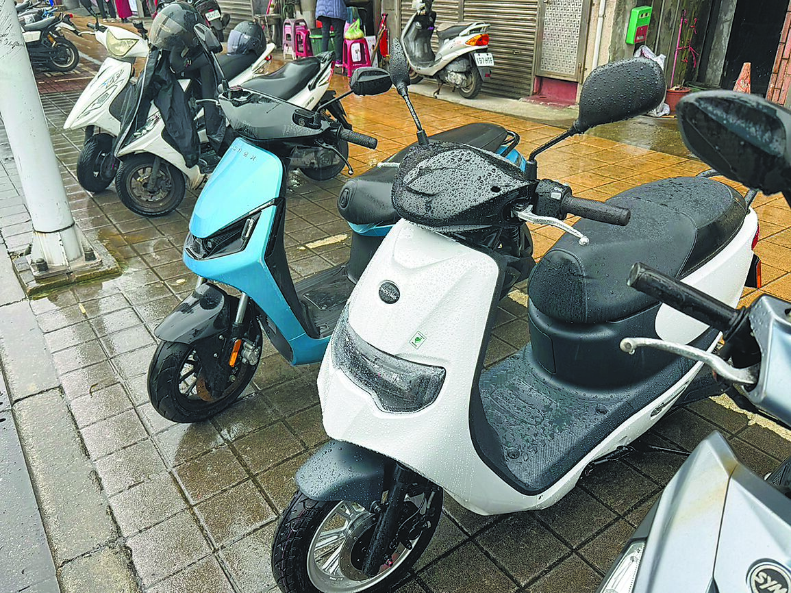 基隆市環保局近日提出公益青年電動機車3.0方案,申請條件為20至45歲基隆市民,須汰舊換新,每月限申請1000輛。圖為基隆電動機車專案車款。(徐佑昇攝) image