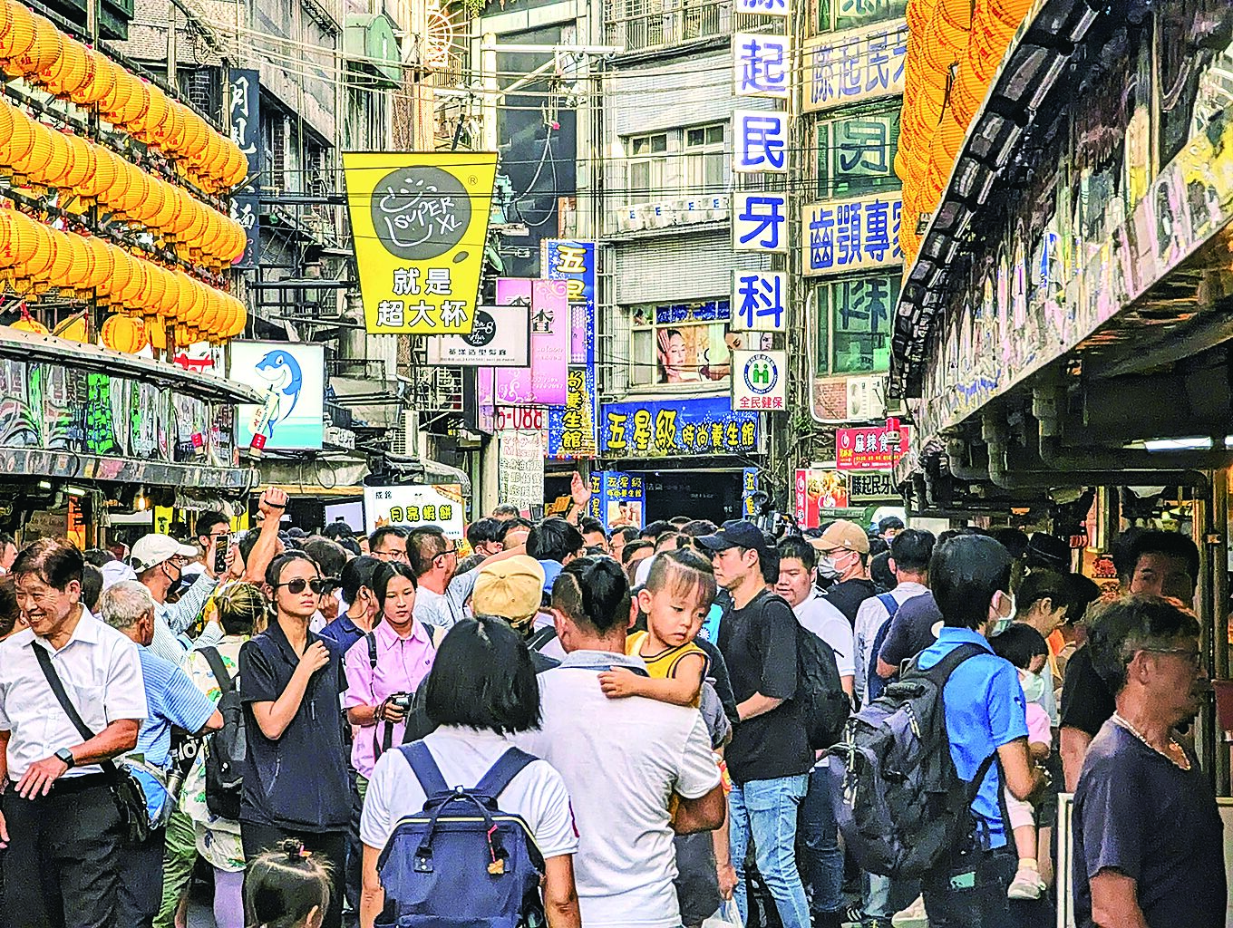 配合基隆市政府推動騎樓整平工程,基隆市仁三路廟口商圈將自10日起休市13天,愛四路夜市不受影響。(張志康攝) image