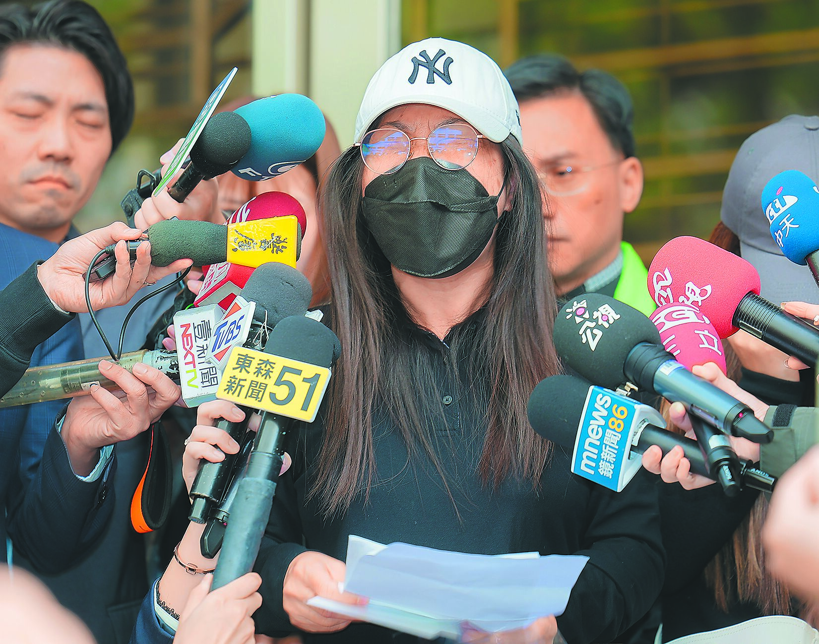 縱火案被告陳彥翔11日2審改判無期徒刑,陳男大嫂母親林雪紅(中)難以接受,痛批法官和辯護律師是「惡魔的護航者」。(郭吉銓攝) 縱火案被告陳彥翔11日2審改判無期徒刑,陳男大嫂母親林雪紅(中)難以接受,痛批法官和辯護律師是「惡魔的護航者」。(郭吉銓攝)