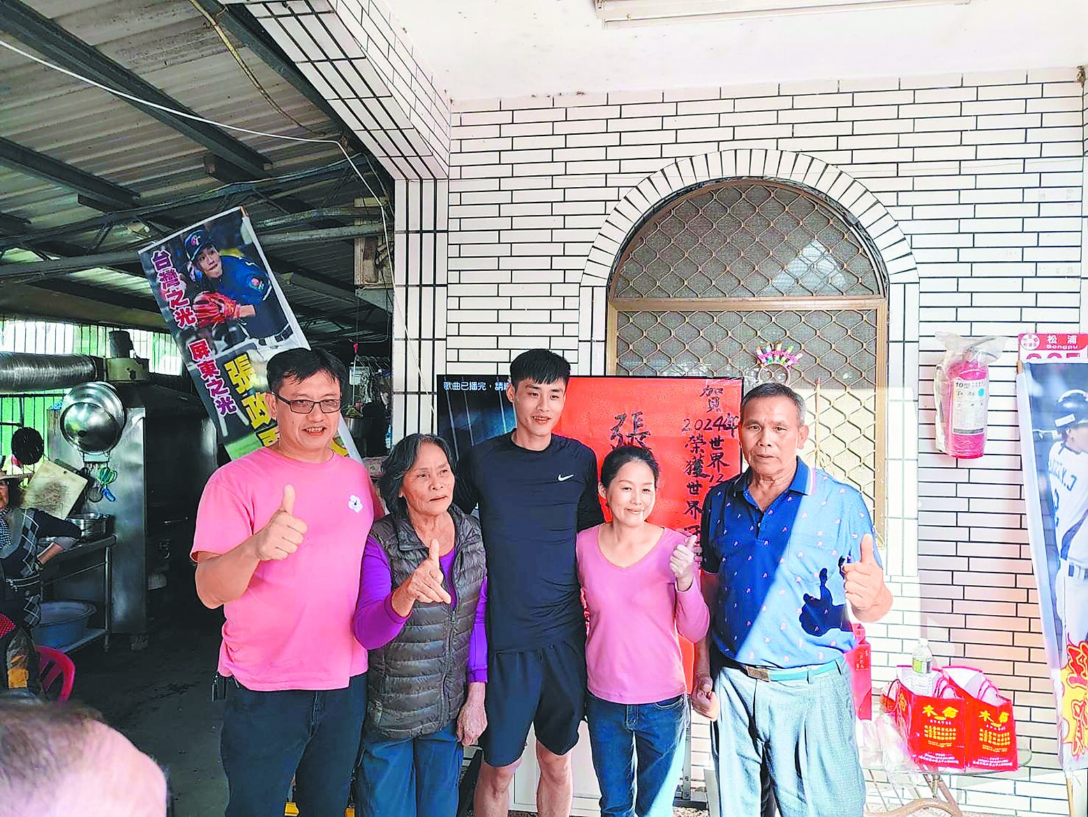 世界棒球12強冠軍中華隊成員張政禹(中),11日與父親、阿嬤、媽媽回到花蓮縣玉里鎮松浦部落老家,探視舅公張文榮(右一)及族人。(花蓮縣玉里鎮公所提供/王志偉花蓮傳真) 世界棒球12強冠軍中華隊成員張政禹(中),11日與父親、阿嬤、媽媽回到花蓮縣玉里鎮松浦部落老家,探視舅公張文榮(右一)及族人。(花蓮縣玉里鎮公所提供/王志偉花蓮傳真)