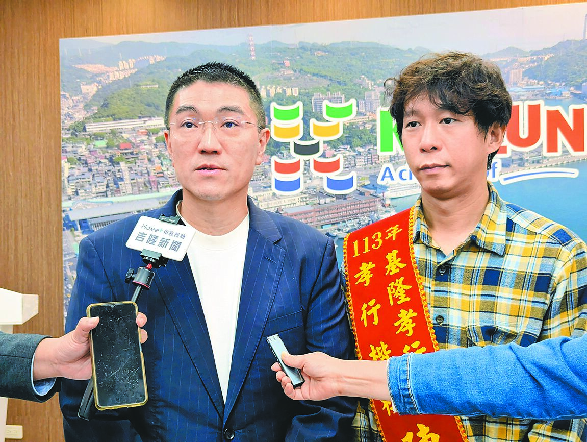 基隆市政府11日表揚孝行楷模,獲獎的陳逸凡(右)因母親罹癌不良於行,放下國外工作及生活返台照顧母親,感人行徑讓基隆市長謝國樑(左)為之動容。(張志康攝) image