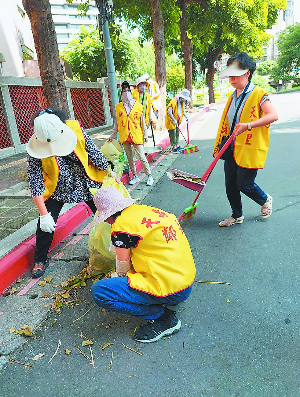 台北市政府每年編列「里鄰建設服務經費」,提供各里基本補助額度30萬元,依各里人口數、面積及里民活動場所所在地公告現值等調整補助級距,支應項目涵蓋範圍廣泛,包括清理防火巷、維護公共區域及舉辦各類節慶、公益活動等13項。(台北市民政局提供/劉彥宜台北傳真) image